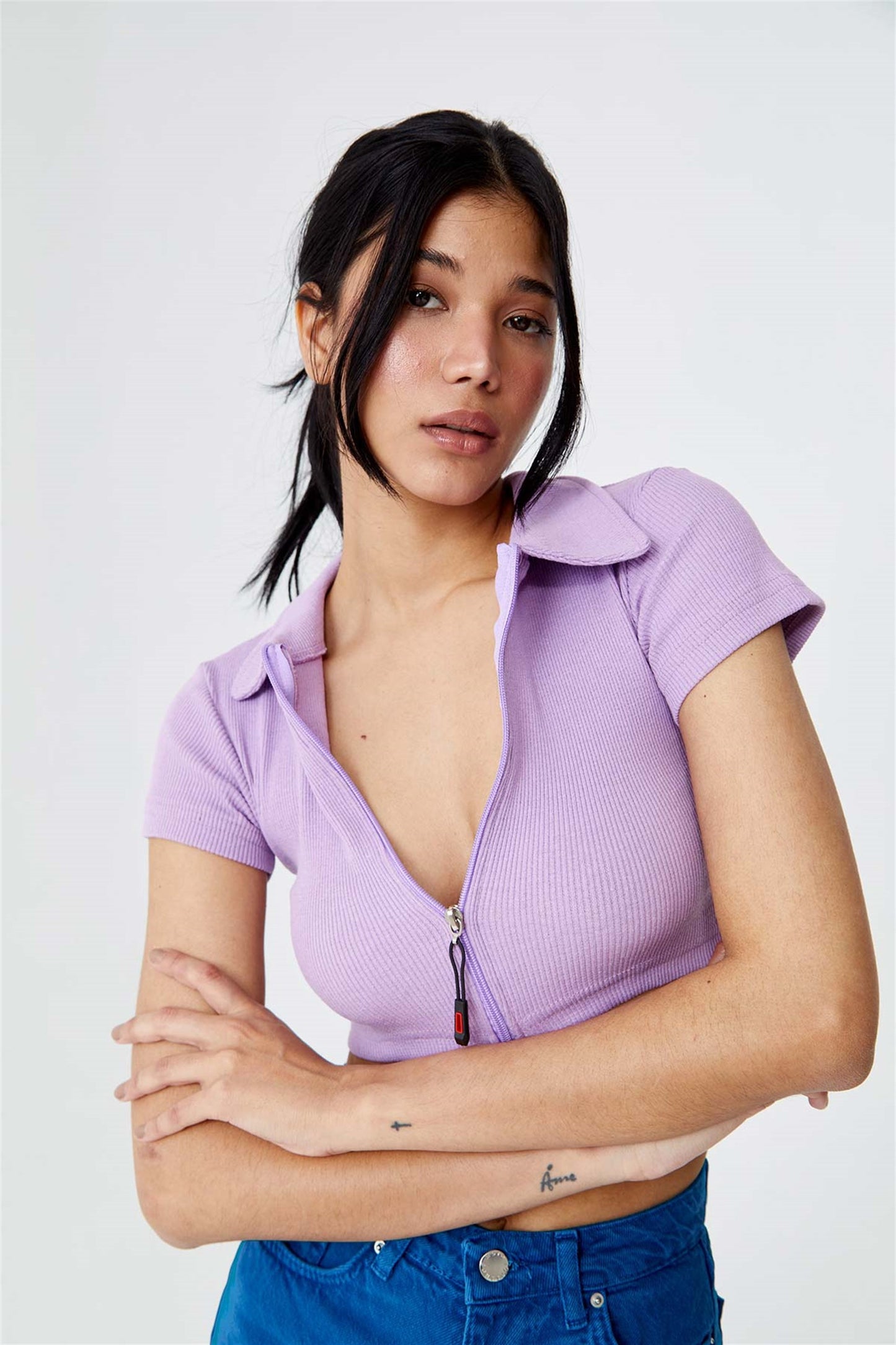 crop topCrop Top Tuba ButicTuba ButicCrop Top Tuba Butic me jakë Polo, mëngë të shkurta dhe zinxhir përpara.