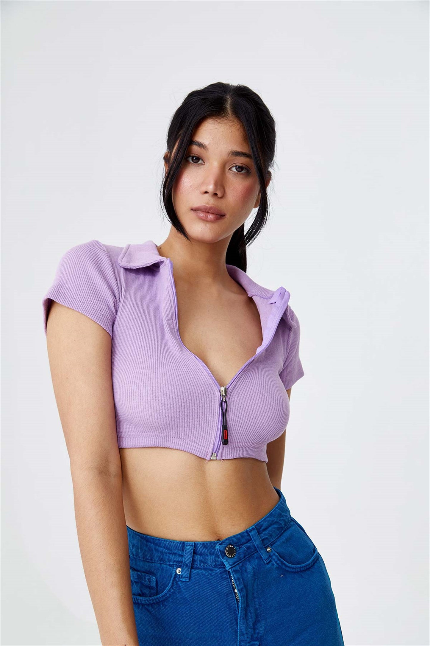 crop topCrop Top Tuba ButicTuba ButicCrop Top Tuba Butic me jakë Polo, mëngë të shkurta dhe zinxhir përpara.