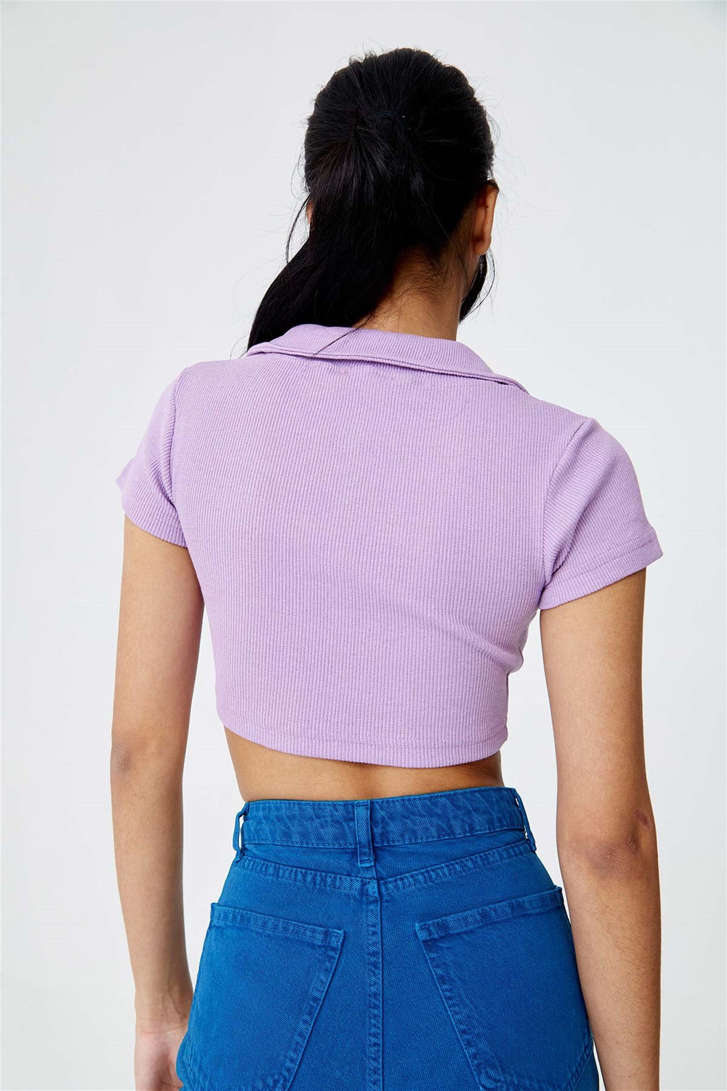 crop topCrop Top Tuba ButicTuba ButicCrop Top Tuba Butic me jakë Polo, mëngë të shkurta dhe zinxhir përpara.