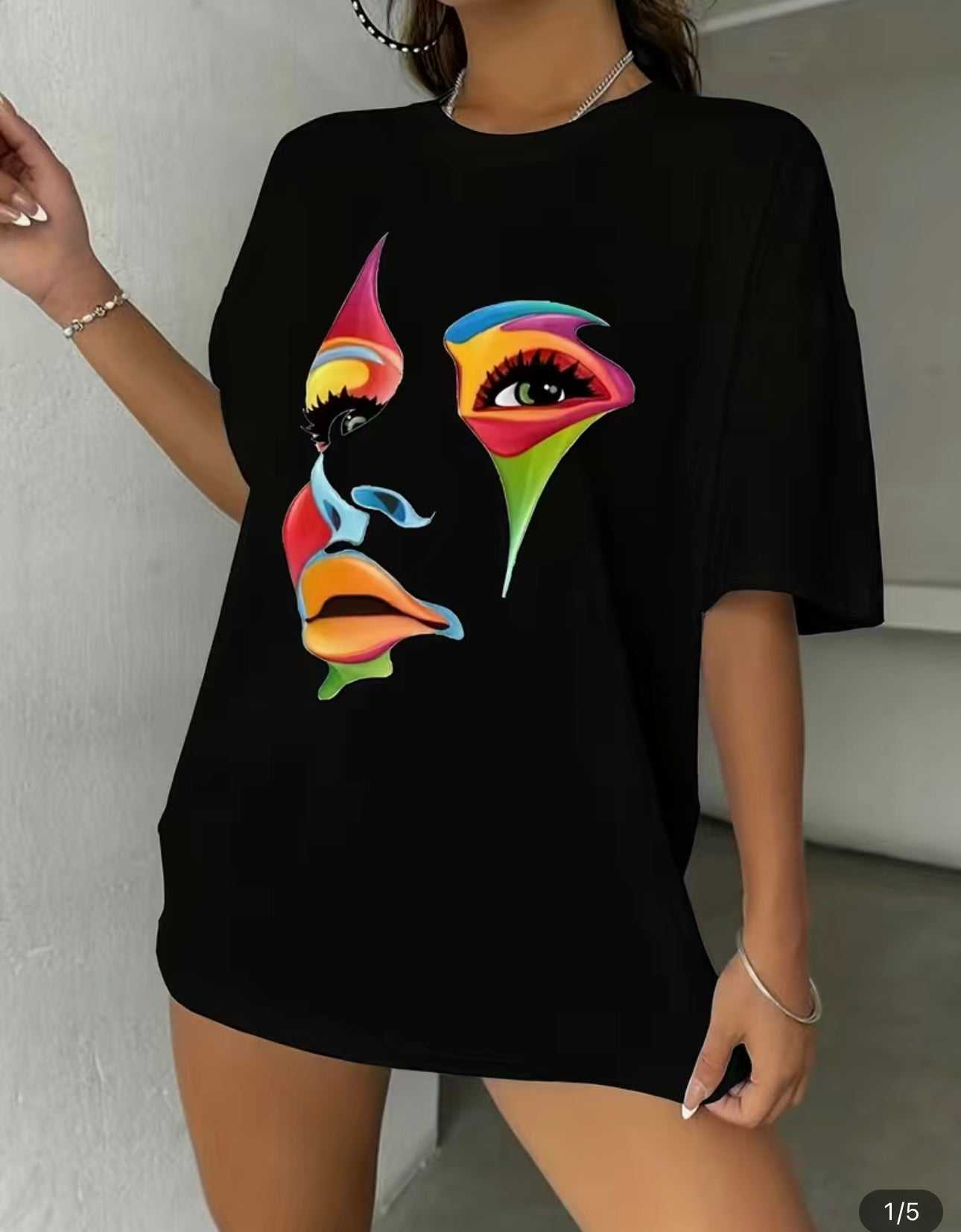 T-shirtT-Shirt FameFameT-Shirt Fame vjen me një model vërtet të veçant. Një ngjyrëshe (e zezë) dhe me figurë Fytyrë Femre Shumëngjyrëshe e stampuar. Komod falë materialit me cilësi te lar