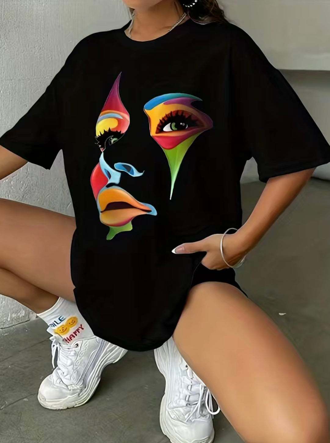 T-shirtT-Shirt FameFameT-Shirt Fame vjen me një model vërtet të veçant. Një ngjyrëshe (e zezë) dhe me figurë Fytyrë Femre Shumëngjyrëshe e stampuar. Komod falë materialit me cilësi te lar