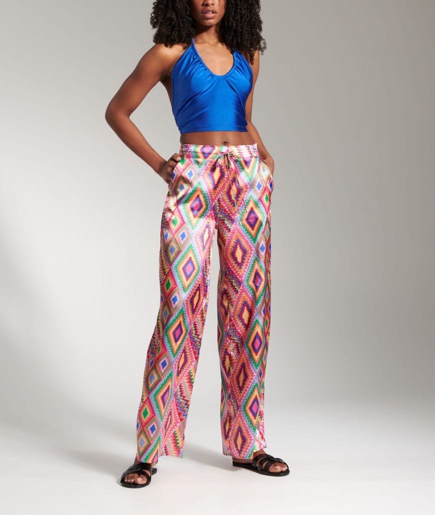 crop topCrop Top SinsayAntonela's FlavoursCrop Top Sinsay vjen me një model vërtet të veçant. Prerje me figure, dekolte e ulet. Detaj lidhes dekorativ. Komod falë materialit me cilësi te lartë.