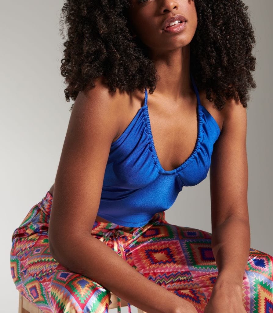 crop topCrop Top SinsayAntonela's FlavoursCrop Top Sinsay vjen me një model vërtet të veçant. Prerje me figure, dekolte e ulet. Detaj lidhes dekorativ. Komod falë materialit me cilësi te lartë.