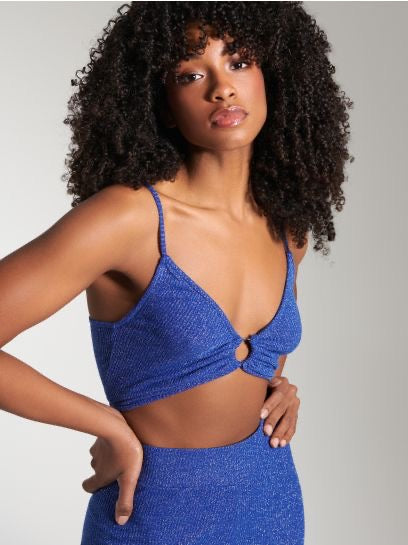 crop topCrop Top SinsaySinsayCrop Top nga Sinsay vjen me një desing vërtet joshës. Me fije të shndritëshme me ngjyra, me një rreth dekorues në mes të kraharorit.