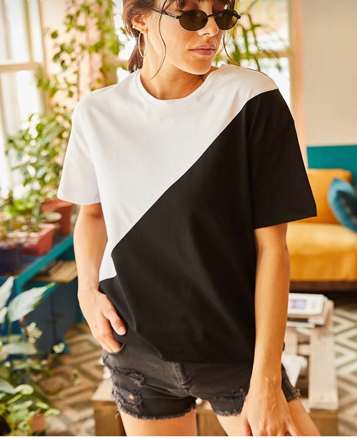 T-shirtT-Shirt TrendyolTrendyolT-Shirt Trendyol vjen me një model vërtet të veçant. Dy ngjyrëshe (Bardh e Zi) dhe me prerje të thjeshtë. Komod falë materialit me cilësi te lartë.