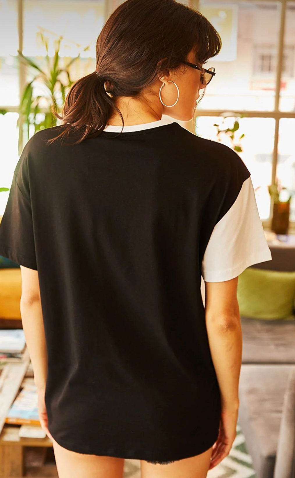 T-shirtT-Shirt TrendyolTrendyolT-Shirt Trendyol vjen me një model vërtet të veçant. Dy ngjyrëshe (Bardh e Zi) dhe me prerje të thjeshtë. Komod falë materialit me cilësi te lartë.
