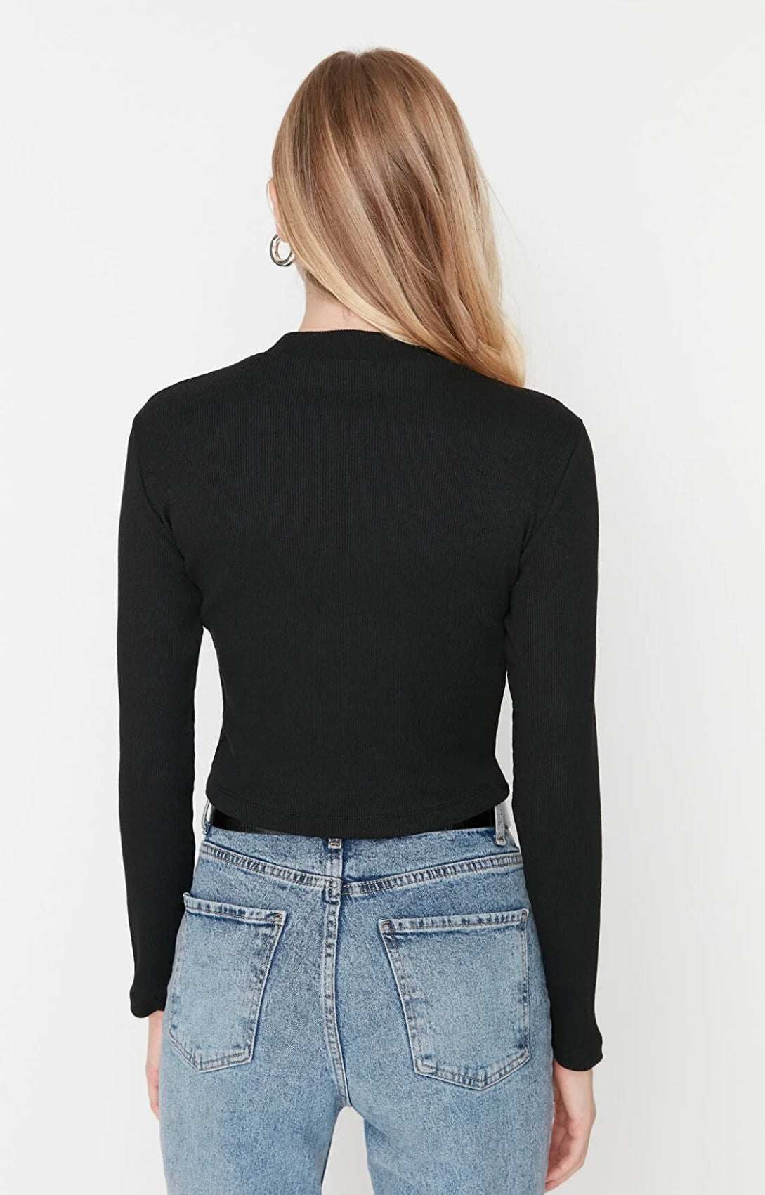 BluzeBluzë Trendyol #TrendyolBluzë Trendyol vjen me një model vërtet të veçant. Me mëngë të gjata, tepër e butë dhe me një hapje dekoruese përpara. Komod falë materialit me cilësi te lartë.