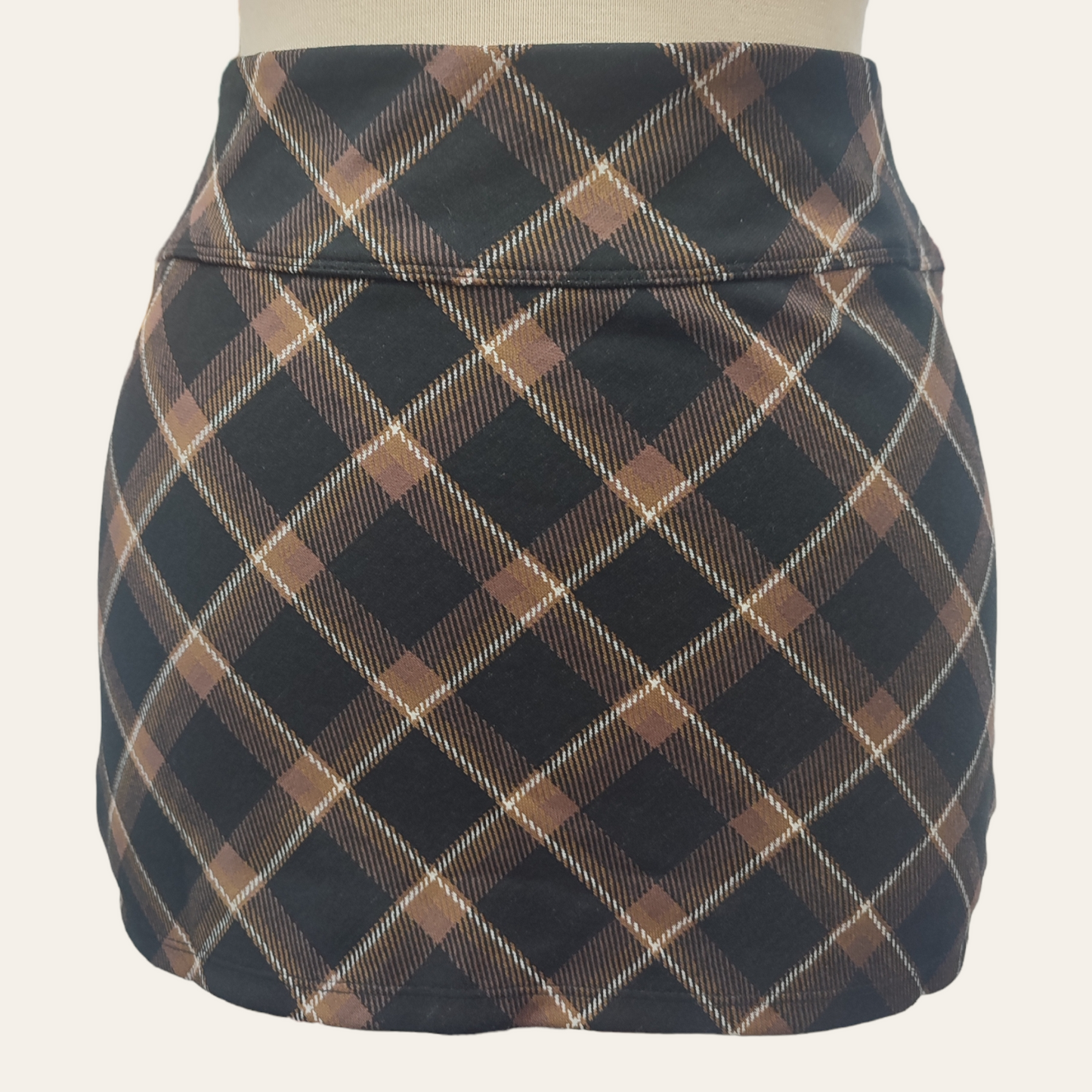 MinifundMinifund H&MH&MMinifund H&M vjen me një model vërtet të veçant. I ngushtë dhe
me bel të ulët. Me desing me kuadratë. Komod falë materialit me cilësi te lartë.