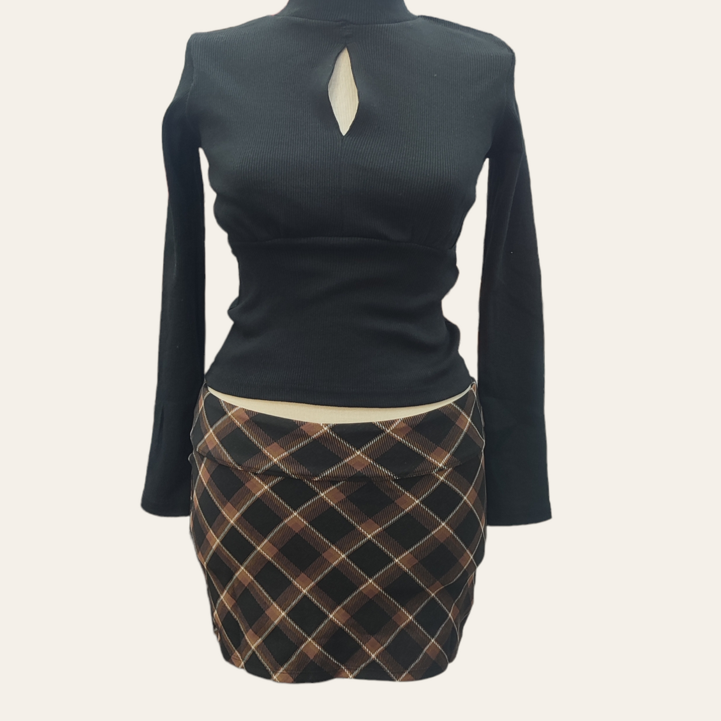 MinifundMinifund H&MH&MMinifund H&M vjen me një model vërtet të veçant. I ngushtë dhe
me bel të ulët. Me desing me kuadratë. Komod falë materialit me cilësi te lartë.