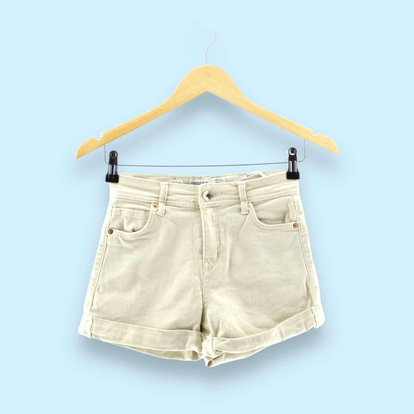 Shorts JeansJeans Short BershkaBershkaJeans Short Bershka vijnë me një model vërtet të veçant. Me bel të gjatë, me dy xhepa në pjesën përpara dhe dy xhepa në pjesën e pasme. Komod falë materialit me cilë