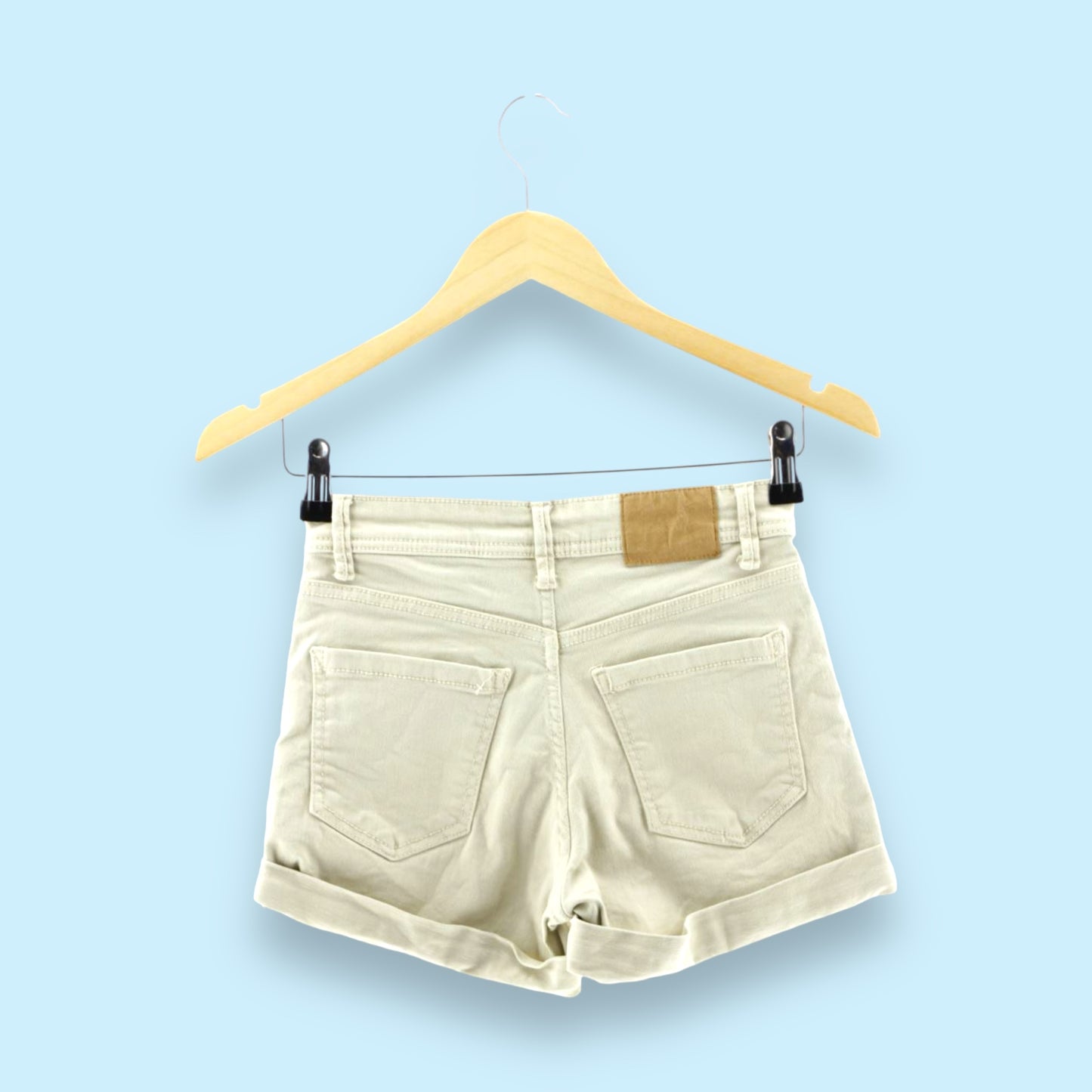 Shorts JeansJeans Short BershkaBershkaJeans Short Bershka vijnë me një model vërtet të veçant. Me bel të gjatë, me dy xhepa në pjesën përpara dhe dy xhepa në pjesën e pasme. Komod falë materialit me cilë