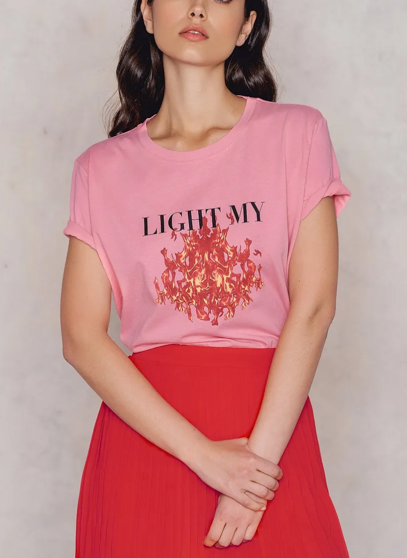T-shirtT-Shirt NAKDNAKDT-Shirt NAKD vjen me një model vërtet të veçant. Me printim përpara dhe komode falë materialit me cilësi te lartë.