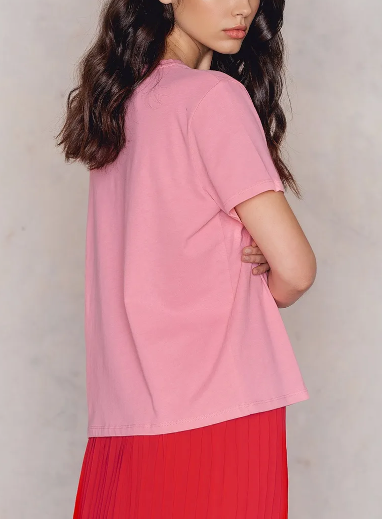 T-shirtT-Shirt NAKDNAKDT-Shirt NAKD vjen me një model vërtet të veçant. Me printim përpara dhe komode falë materialit me cilësi te lartë.