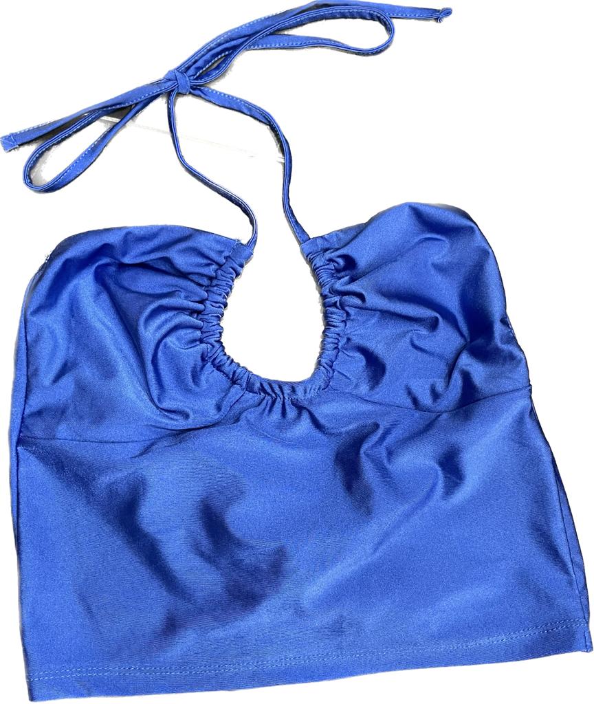 crop topCrop Top SinsayAntonela's FlavoursCrop Top Sinsay vjen me një model vërtet të veçant. Prerje me figure, dekolte e ulet. Detaj lidhes dekorativ. Komod falë materialit me cilësi te lartë.