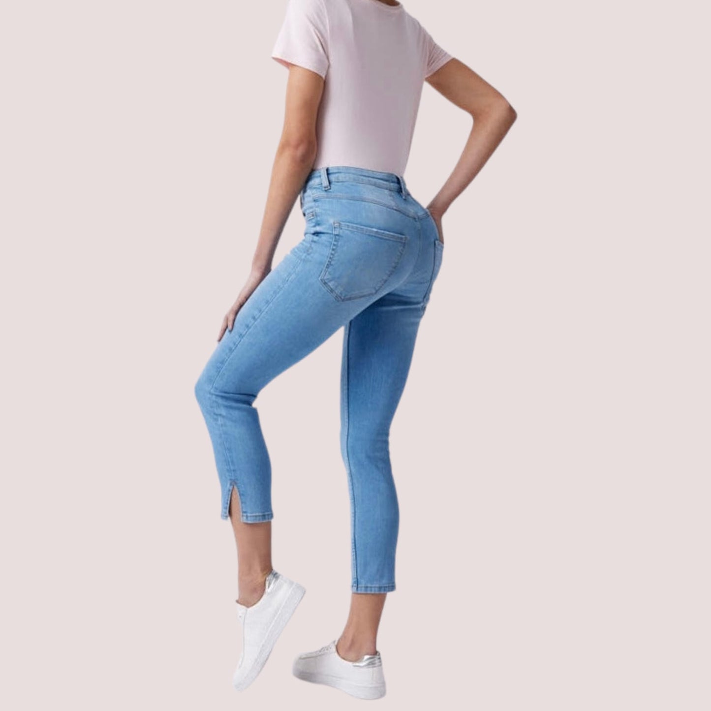 Jeans LeggingsJeans Strec Ankle #AnkleJeans Strec Ankle vjen me një model vërtet të veçant. Të ngushta pas këmbës një të çarë mbresëlënëse në skajin e pantallonave. Komod falë materialit me cilësi te lar