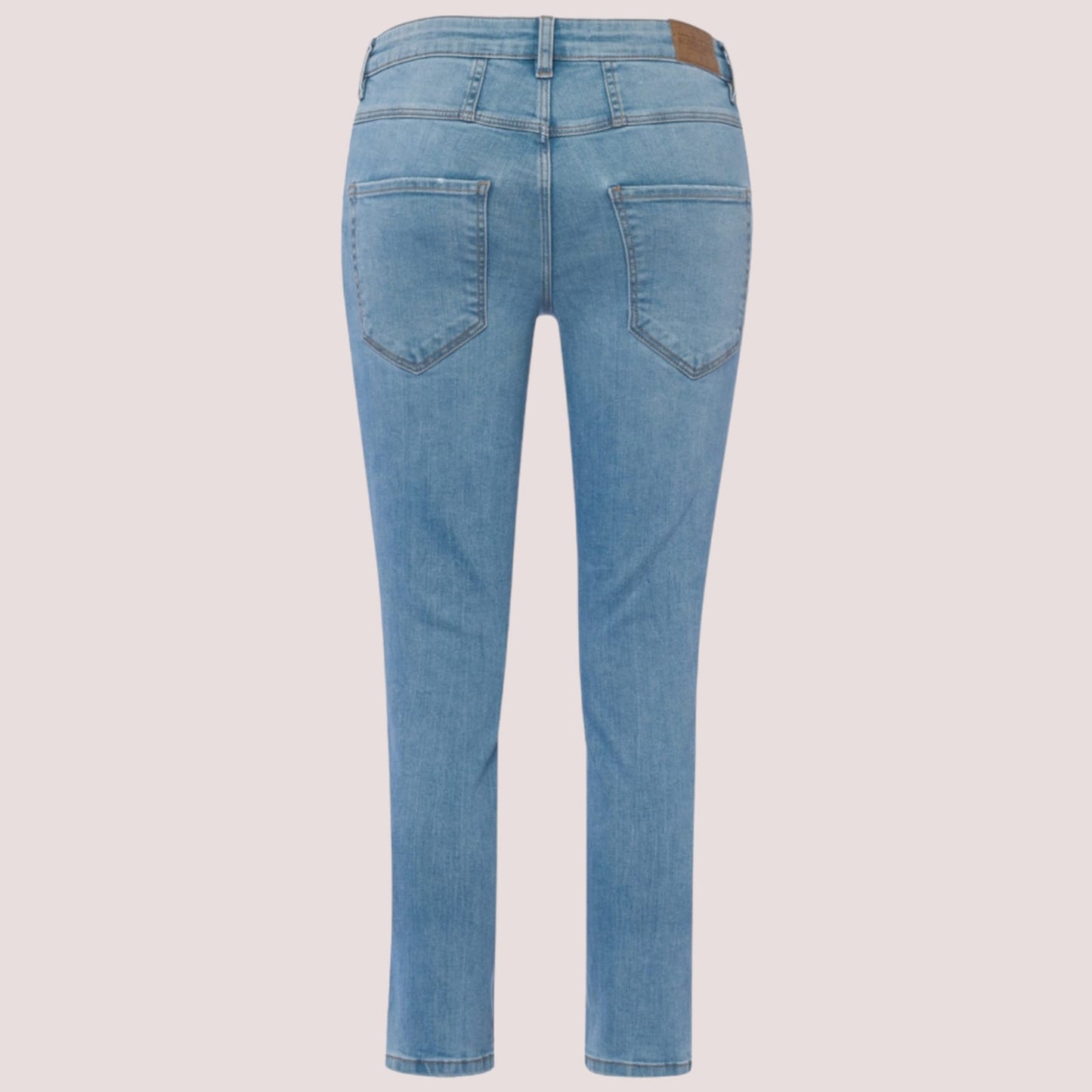 Jeans LeggingsJeans Strec Ankle #AnkleJeans Strec Ankle vjen me një model vërtet të veçant. Të ngushta pas këmbës një të çarë mbresëlënëse në skajin e pantallonave. Komod falë materialit me cilësi te lar