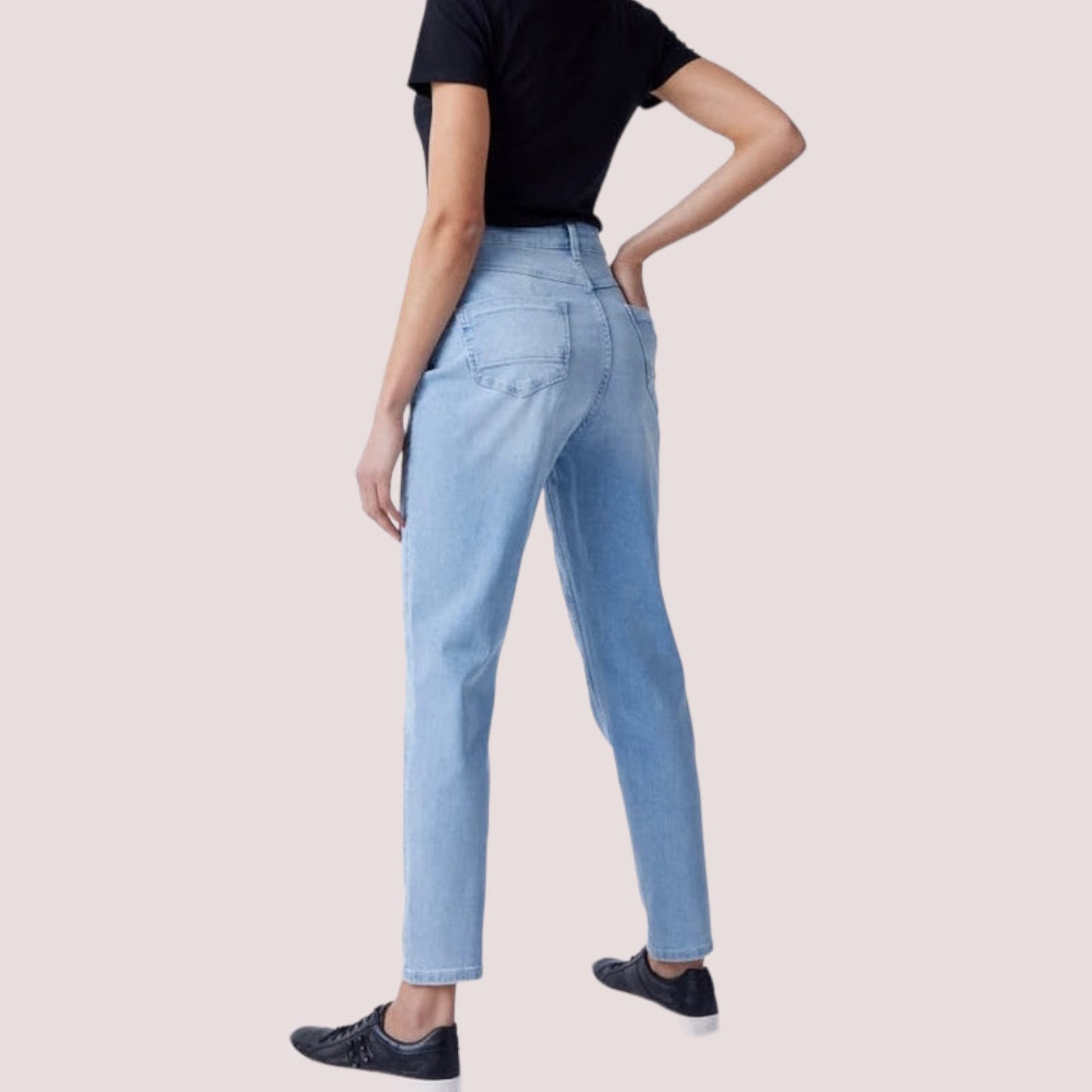 JeansJeans mom Mister Lady #Mister LadyJeans mom Mister Lady vijnë me një model vërtet të veçant. Me bel te gjate, me dy xhepa perpara dhe dy xhepa mbrapa. Gjatesia deri te kavilia. Komod falë materialit