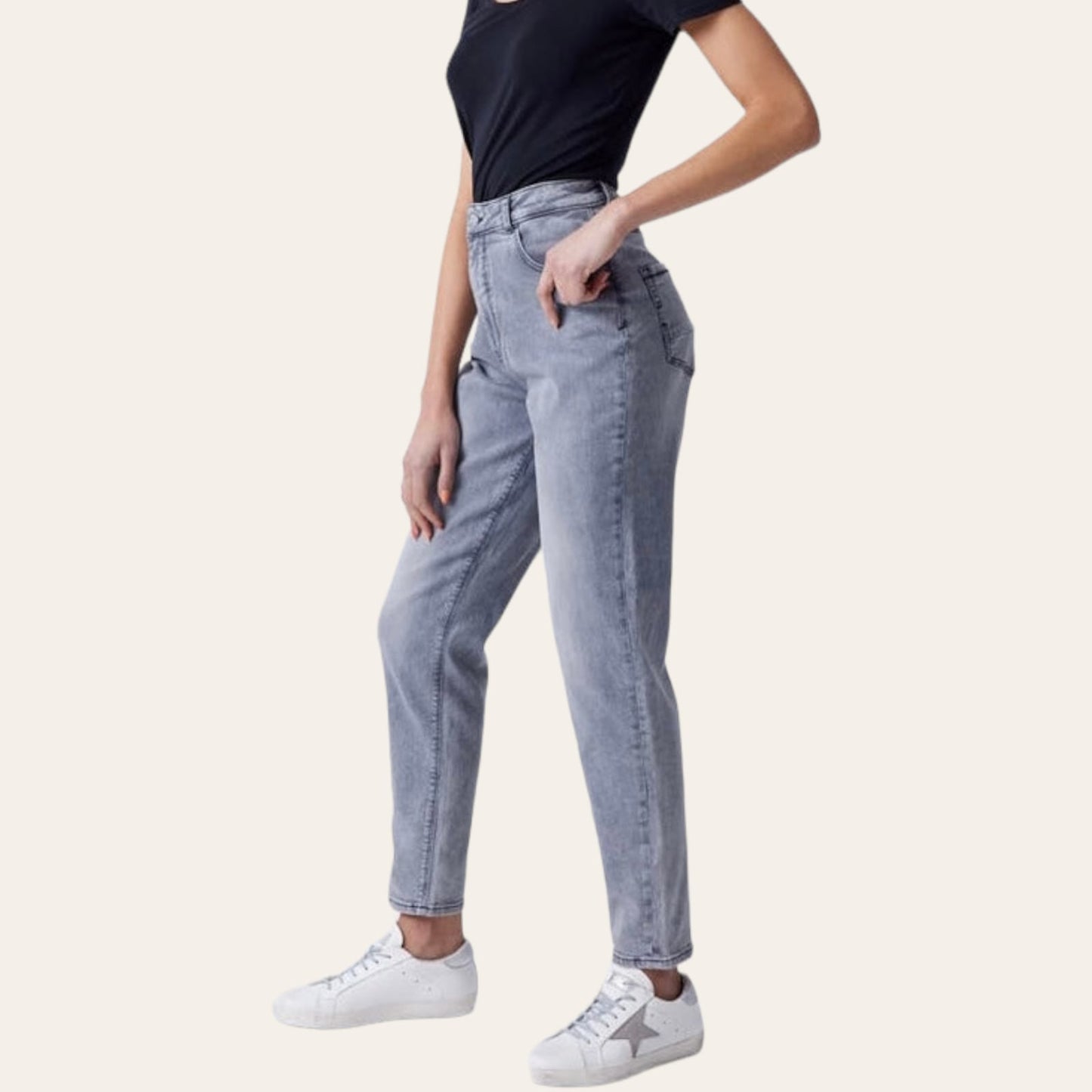 JeansJeans mom Mister Lady #Mister LadyJeans mom Mister Lady vijnë me një model vërtet të veçant. Me bel te gjate, me dy xhepa perpara dhe dy xhepa mbrapa. Gjatesia deri te kavilia. Komod falë materialit