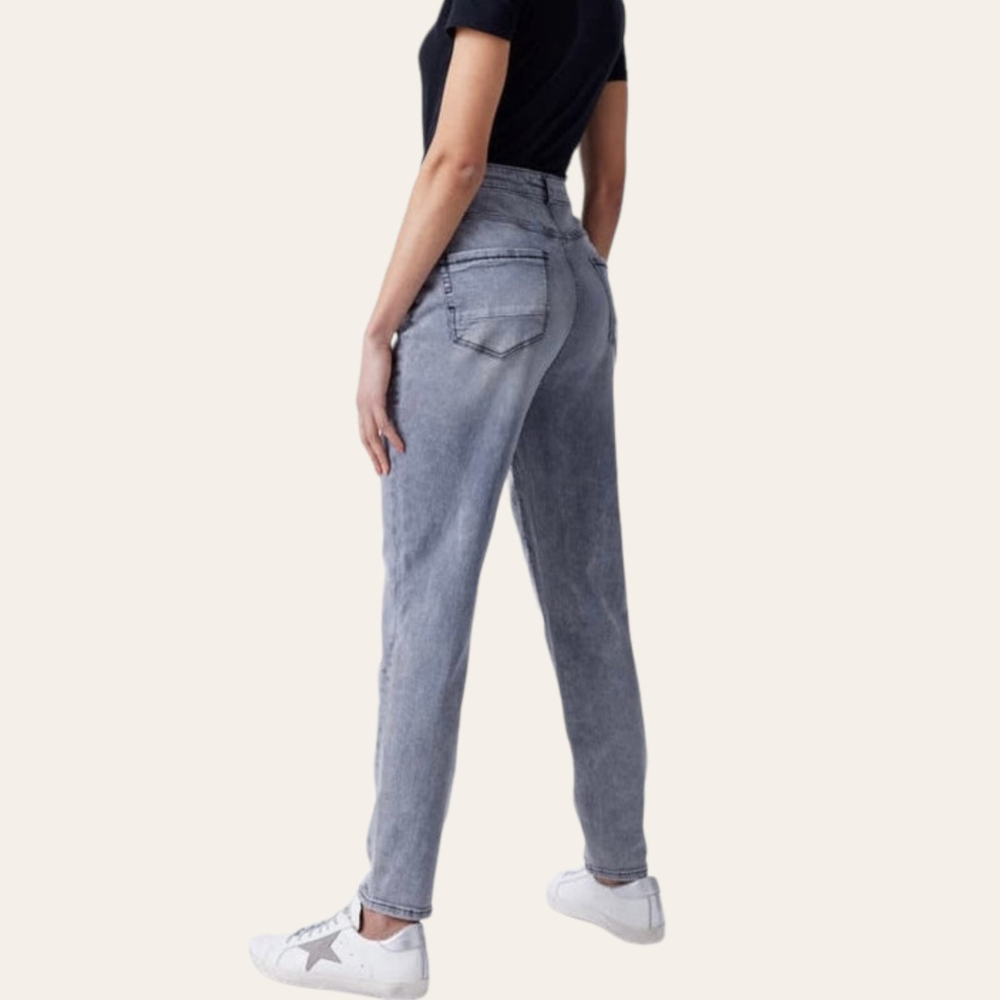 JeansJeans mom Mister Lady #Mister LadyJeans mom Mister Lady vijnë me një model vërtet të veçant. Me bel te gjate, me dy xhepa perpara dhe dy xhepa mbrapa. Gjatesia deri te kavilia. Komod falë materialit