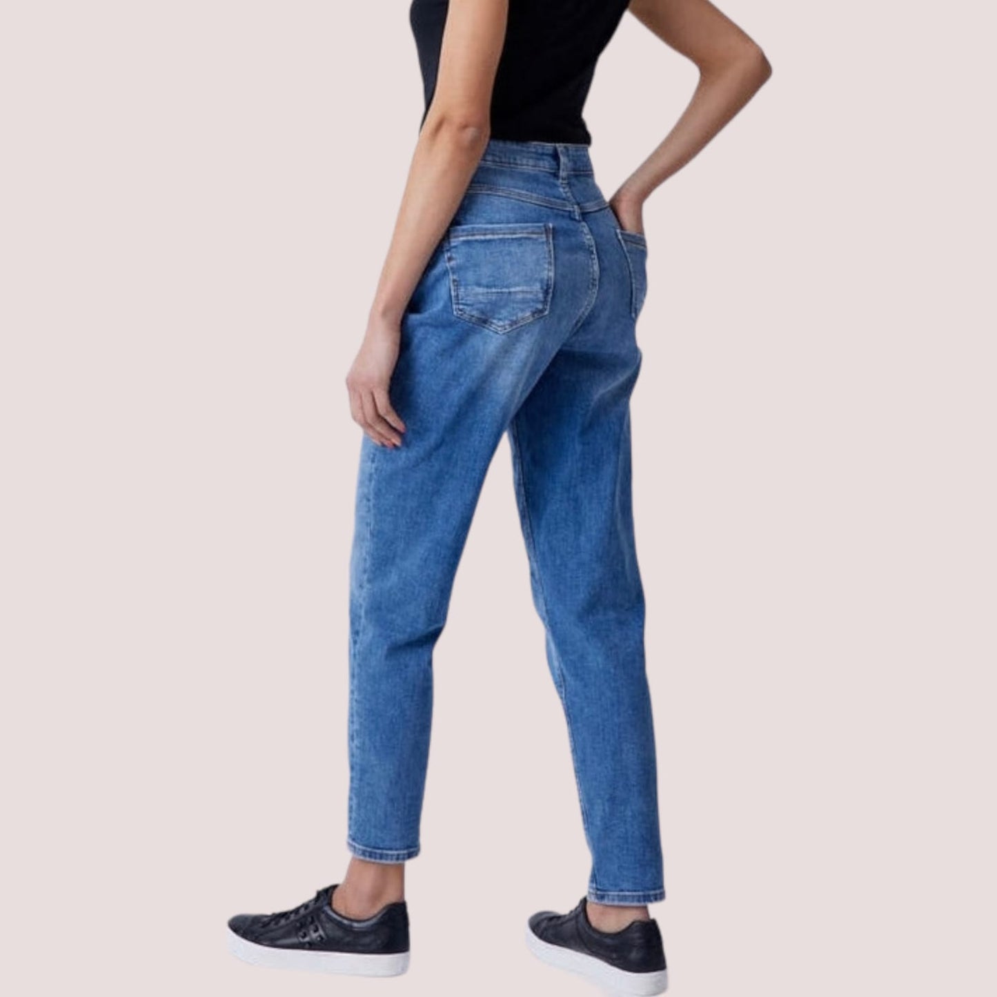 JeansJeans mom Mister Lady #Mister LadyJeans mom Mister Lady vijnë me një model vërtet të veçant. Me bel te gjate, me dy xhepa perpara dhe dy xhepa mbrapa. Gjatesia deri te kavilia. Komod falë materialit