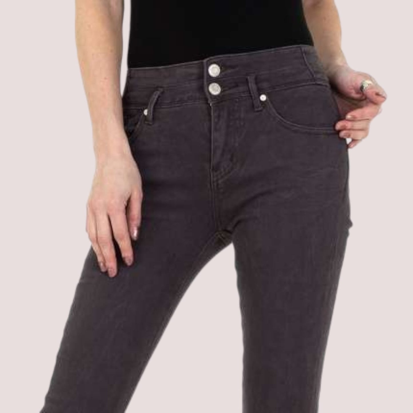 PantallonaJeans Skinny ABC FashionSkinny ABCJeans Skinny ABC Fashion vjinë me një model vërtet të veçant. Me dy pulla përpara dhe të gjata. Komod falë materialit me cilësi te lartë.