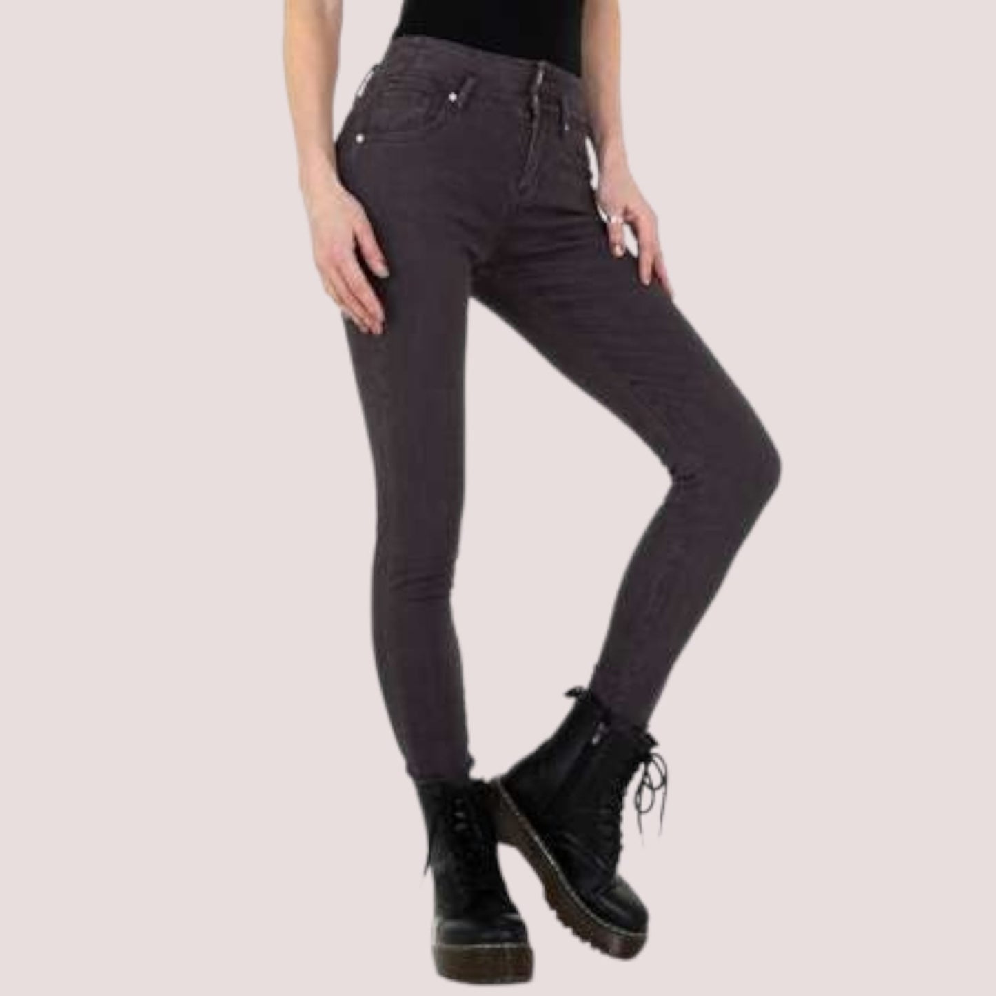 PantallonaJeans Skinny ABC FashionSkinny ABCJeans Skinny ABC Fashion vjinë me një model vërtet të veçant. Me dy pulla përpara dhe të gjata. Komod falë materialit me cilësi te lartë.
