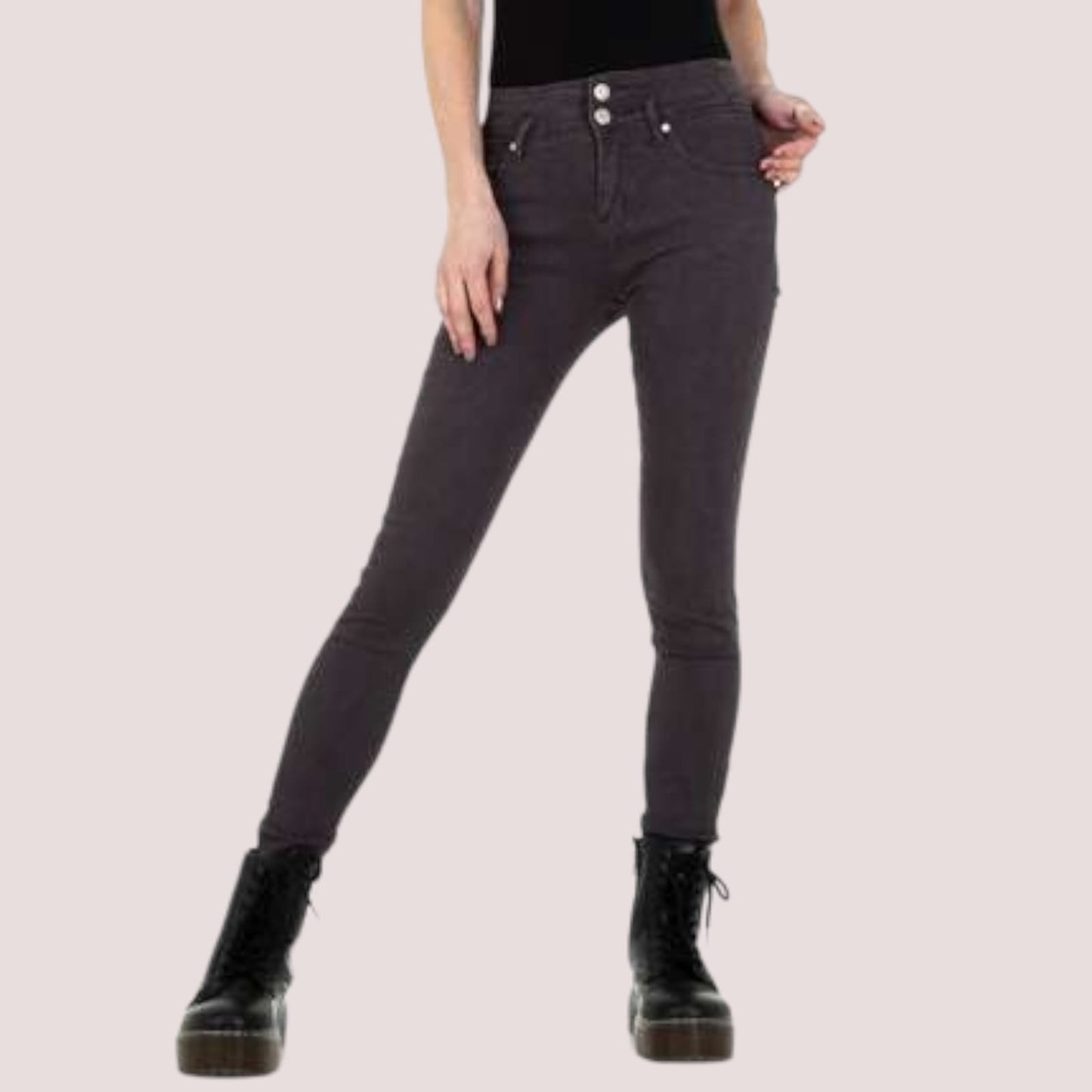 PantallonaJeans Skinny ABC FashionSkinny ABCJeans Skinny ABC Fashion vjinë me një model vërtet të veçant. Me dy pulla përpara dhe të gjata. Komod falë materialit me cilësi te lartë.