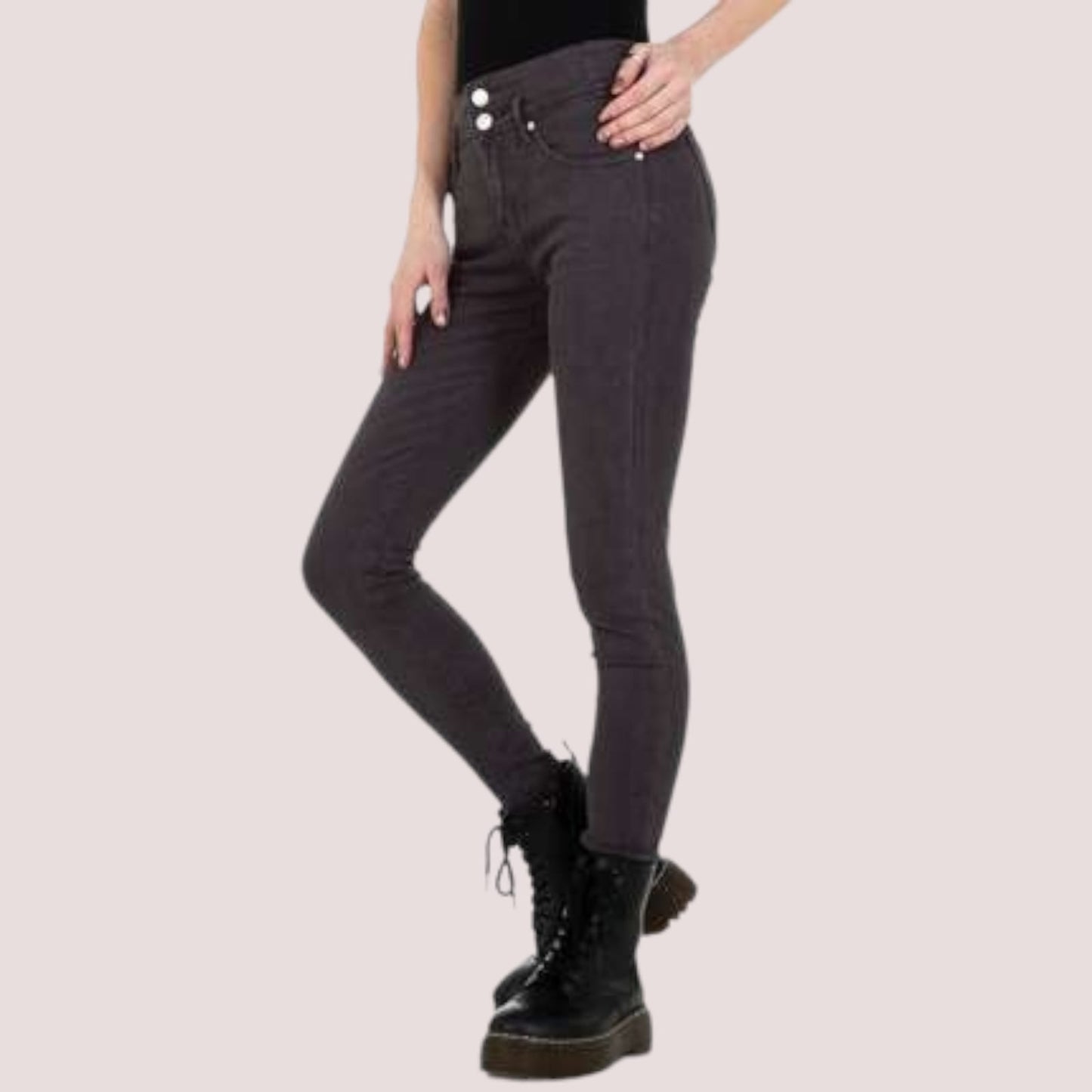 PantallonaJeans Skinny ABC FashionSkinny ABCJeans Skinny ABC Fashion vjinë me një model vërtet të veçant. Me dy pulla përpara dhe të gjata. Komod falë materialit me cilësi te lartë.