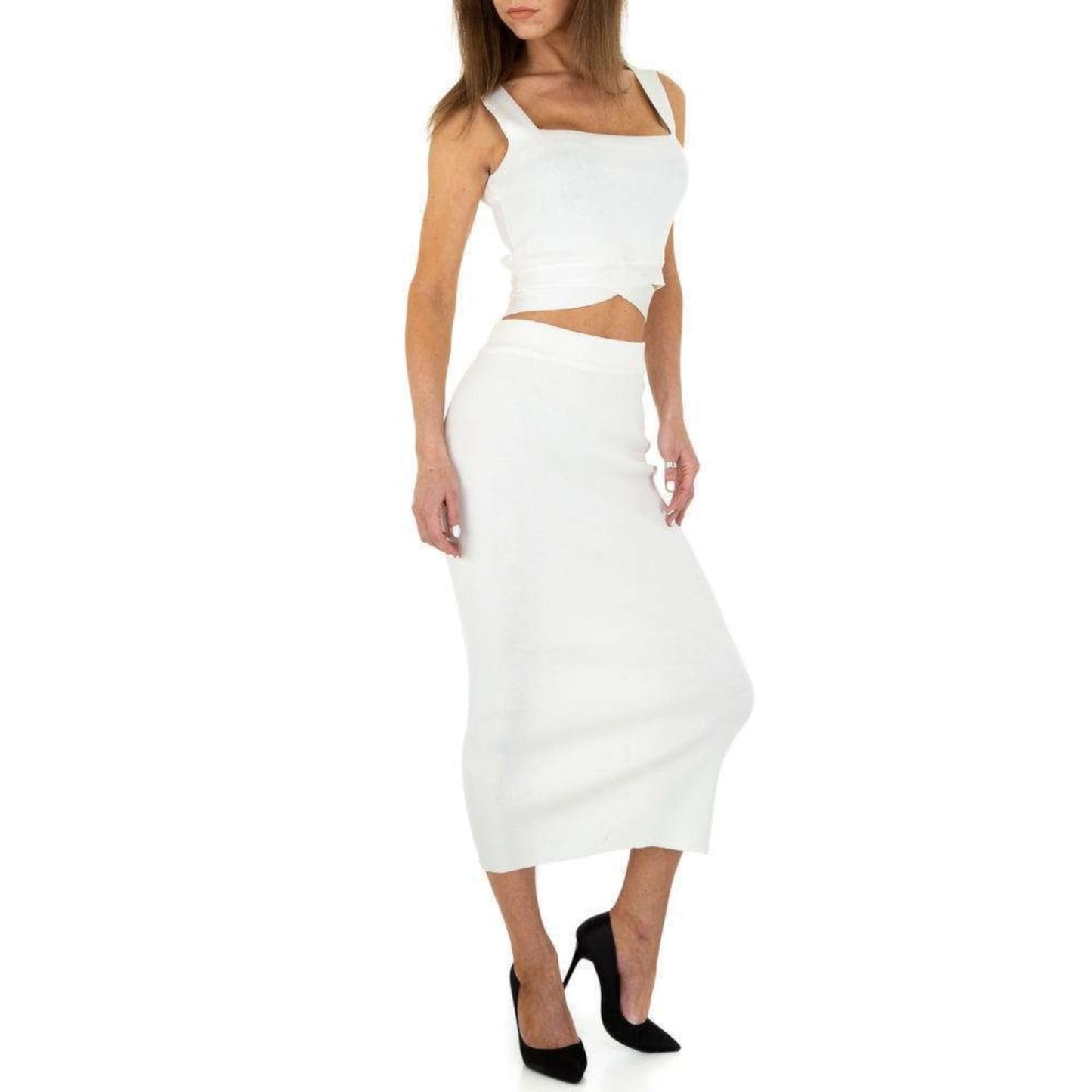 KompletKomplet i Trikotuar Emma&Ashley #Emma&AshleyKomplet i Trikotuar Emma&Ashley vjen me një model vërtet të veçant. Fund i gjatë dhe Crop Top me lidhje. Komod falë materialit me cilësi te lartë.