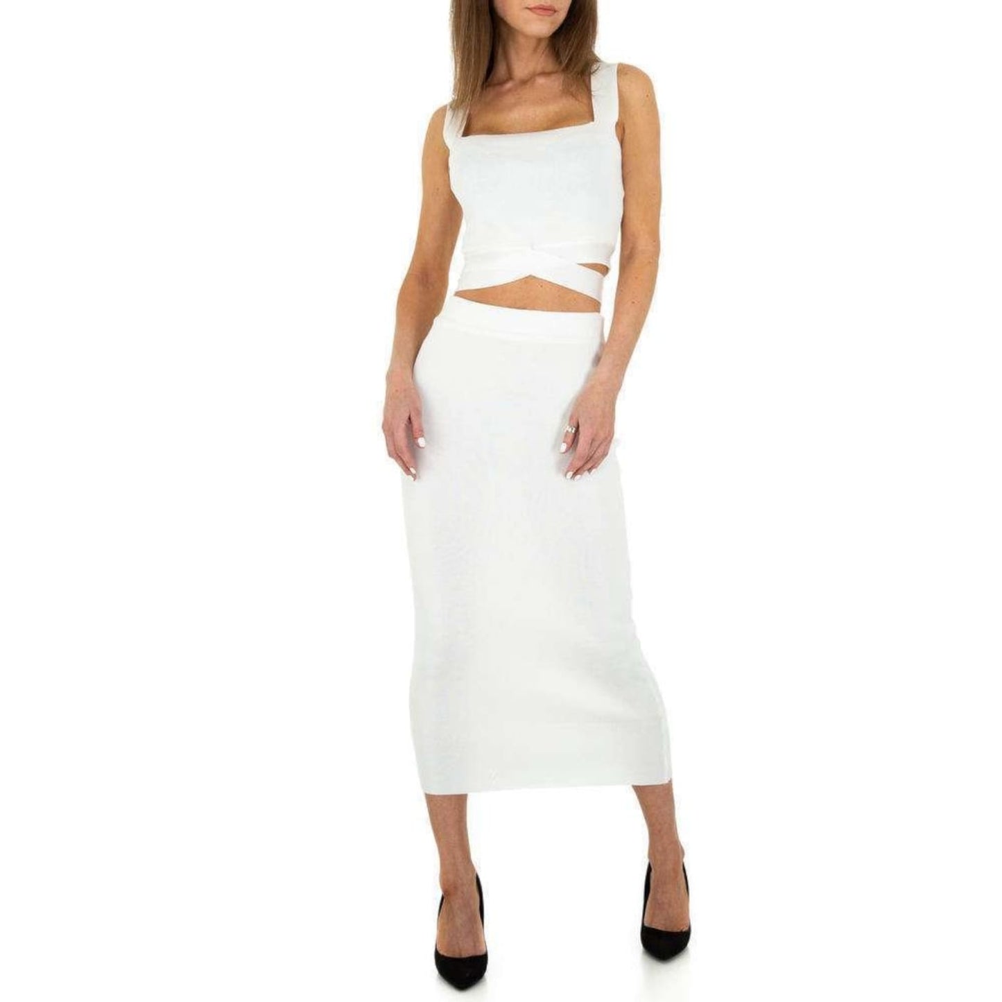 KompletKomplet i Trikotuar Emma&Ashley #Emma&AshleyKomplet i Trikotuar Emma&Ashley vjen me një model vërtet të veçant. Fund i gjatë dhe Crop Top me lidhje. Komod falë materialit me cilësi te lartë.