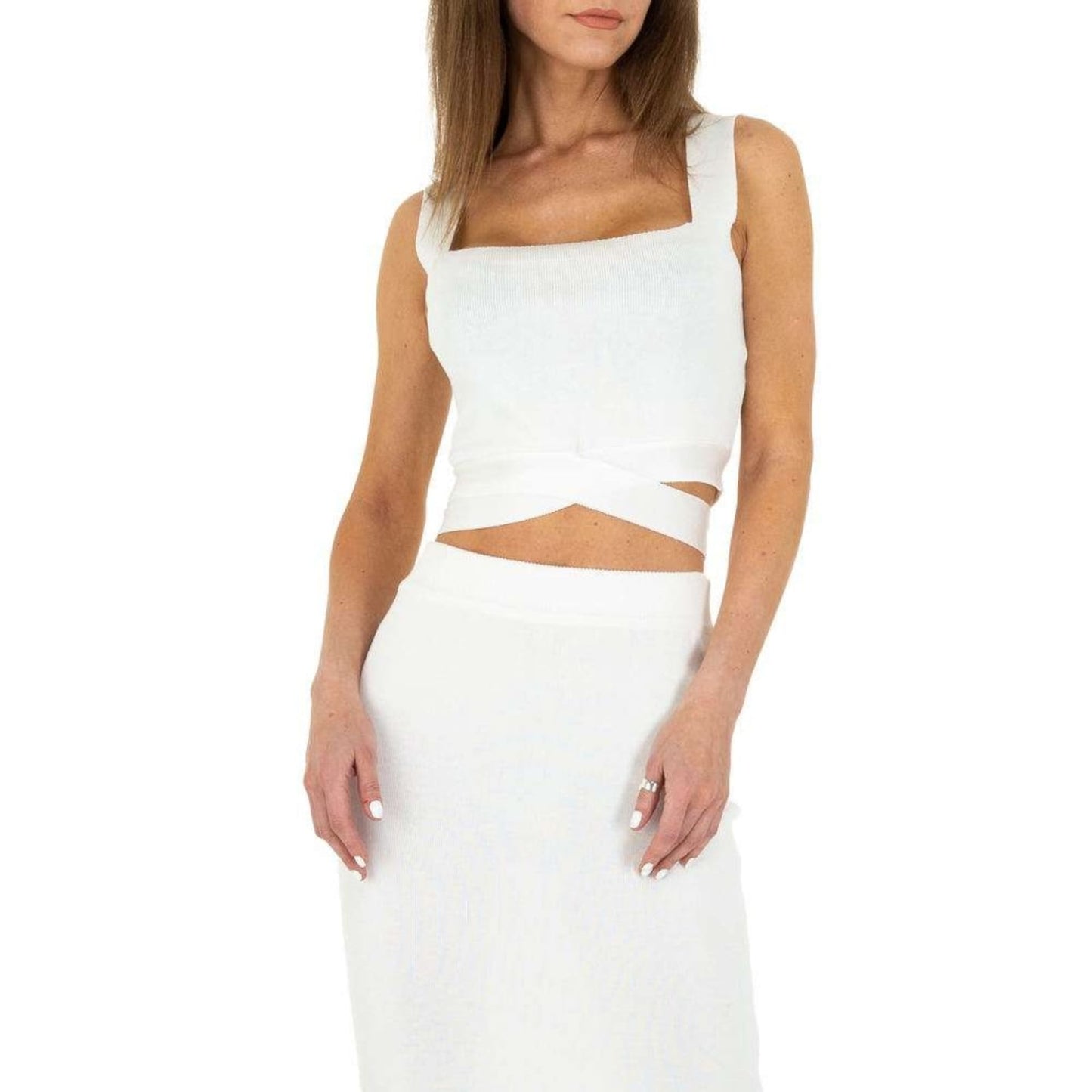KompletKomplet i Trikotuar Emma&Ashley #Emma&AshleyKomplet i Trikotuar Emma&Ashley vjen me një model vërtet të veçant. Fund i gjatë dhe Crop Top me lidhje. Komod falë materialit me cilësi te lartë.