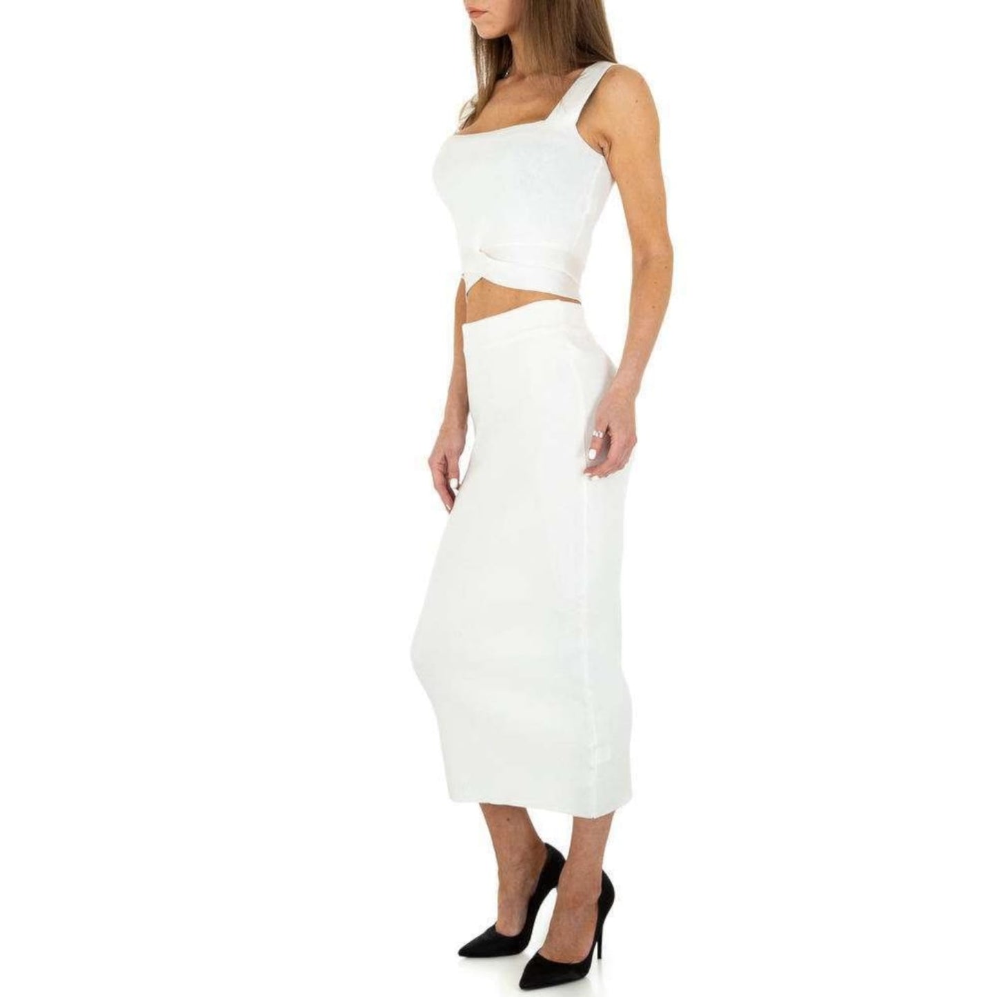 KompletKomplet i Trikotuar Emma&Ashley #Emma&AshleyKomplet i Trikotuar Emma&Ashley vjen me një model vërtet të veçant. Fund i gjatë dhe Crop Top me lidhje. Komod falë materialit me cilësi te lartë.