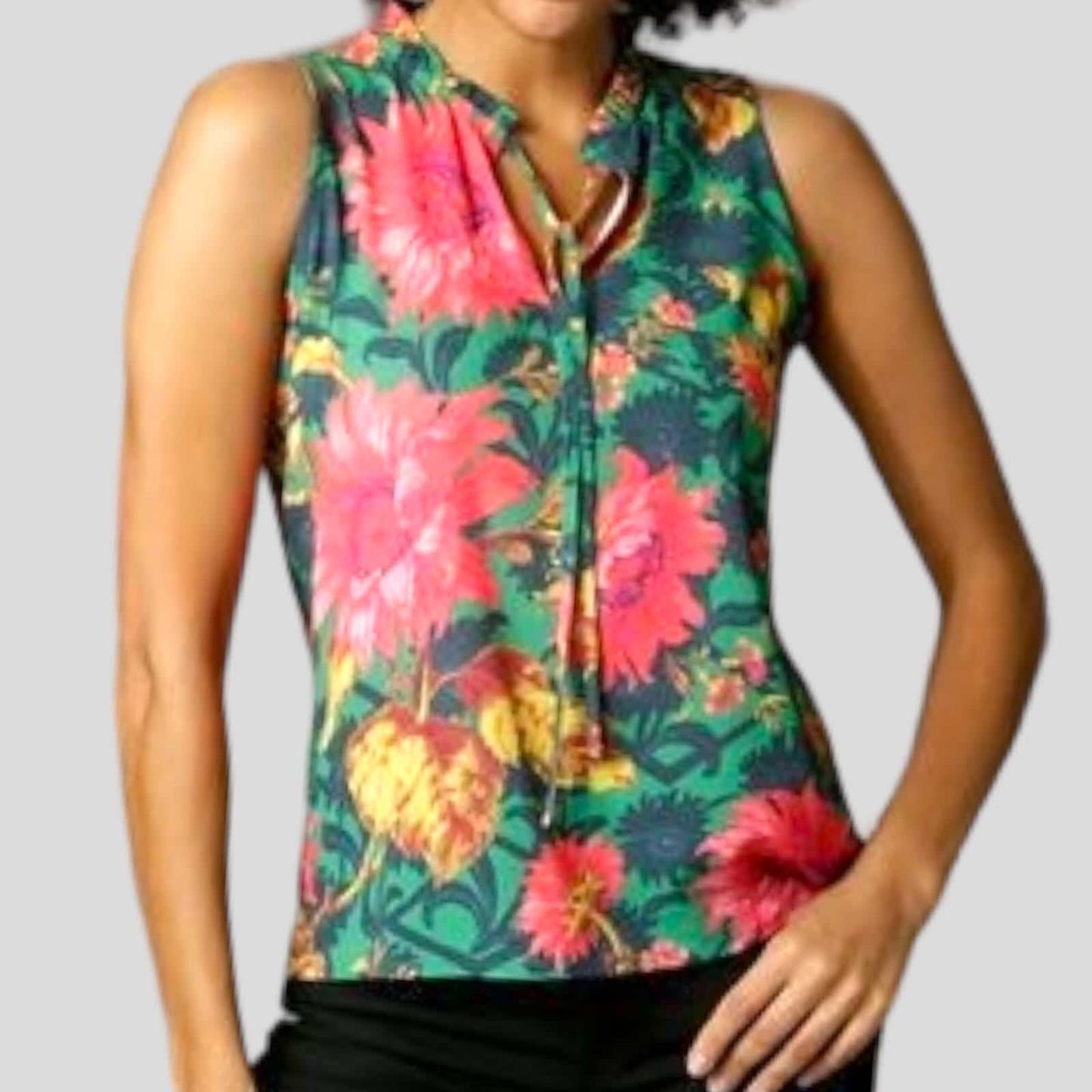 BluzeBluzë AnistonAnistonBluza Aniston vjen me një model vërtet të veçant. Mëngë të zhapone dhe shume pranverore. Komode për t'u veshur falë punimit me cilësi të lartë.