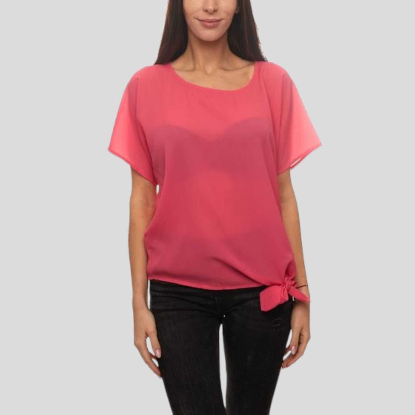 BluzeBluzë AnistonAnistonBluza Aniston vjen në formë kimono, me shatulla të rëna, mëngë të shkurtra. Me dekolte të ngushtë. Komode për t'u veshur falë punimit me cilësi të lartë.