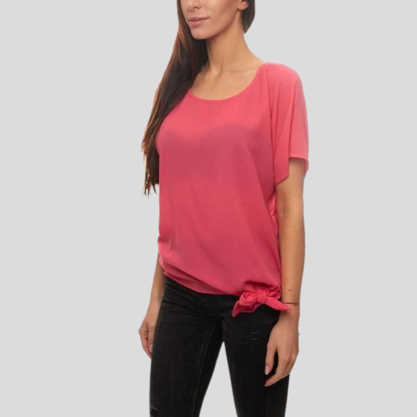 BluzeBluzë AnistonAnistonBluza Aniston vjen në formë kimono, me shatulla të rëna, mëngë të shkurtra. Me dekolte të ngushtë. Komode për t'u veshur falë punimit me cilësi të lartë.