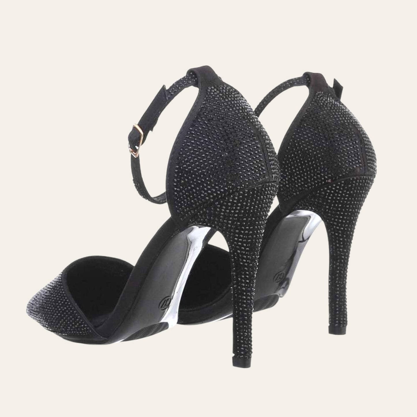 SandaleSandale ClassClassSandale Class vijnë me një model vërtet të veçant. Elegante me taka me gurë dekorativ. Komode falë materialit me cilësi te lartë.