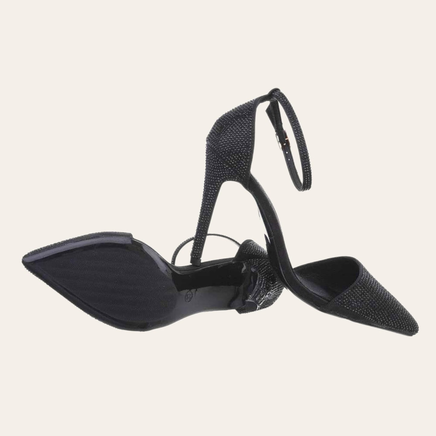 SandaleSandale ClassClassSandale Class vijnë me një model vërtet të veçant. Elegante me taka me gurë dekorativ. Komode falë materialit me cilësi te lartë.