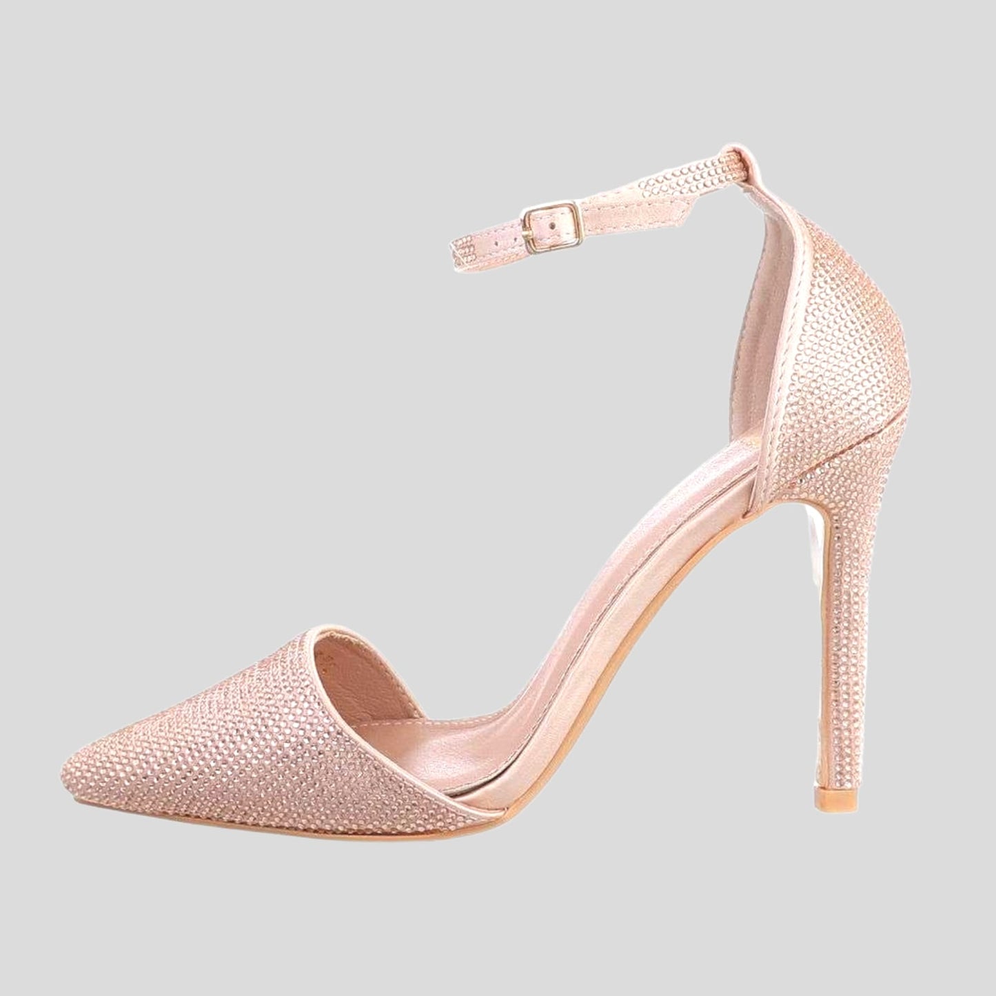 SandaleSandale ClassClassSandale Class vijnë me një model vërtet të veçant. Elegante me taka me gurë dekorativ. Komode falë materialit me cilësi te lartë.