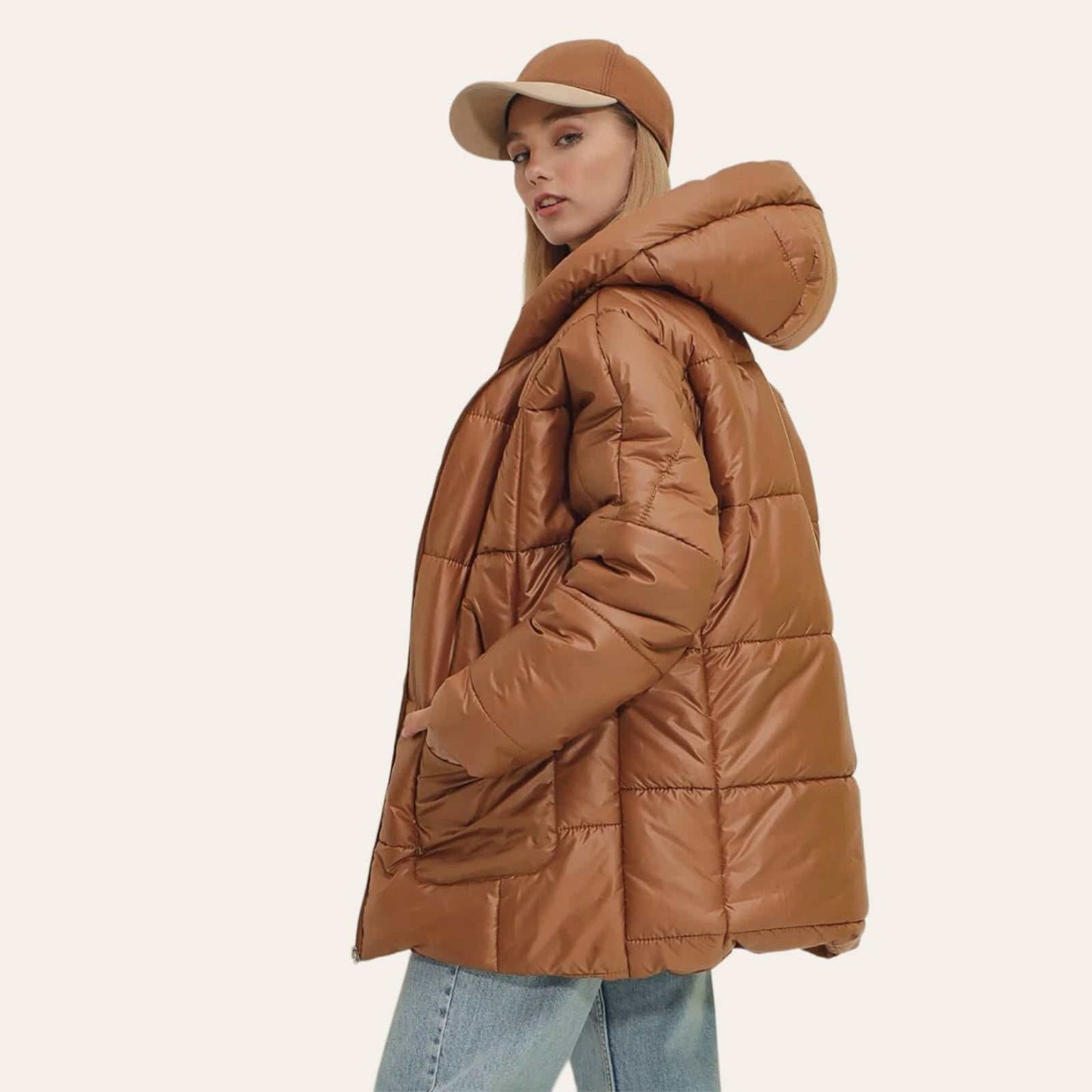 XhupXhup Puffer Trendyol #TrendyolXhup Puffer Trendyol vjen me një model vërtet të veçant. Me zinxhir në mbyllje dhe kapuç të gjerë. Dy xhepa katror anash dhe gjatësi deri te vithet. Komod falë mater
