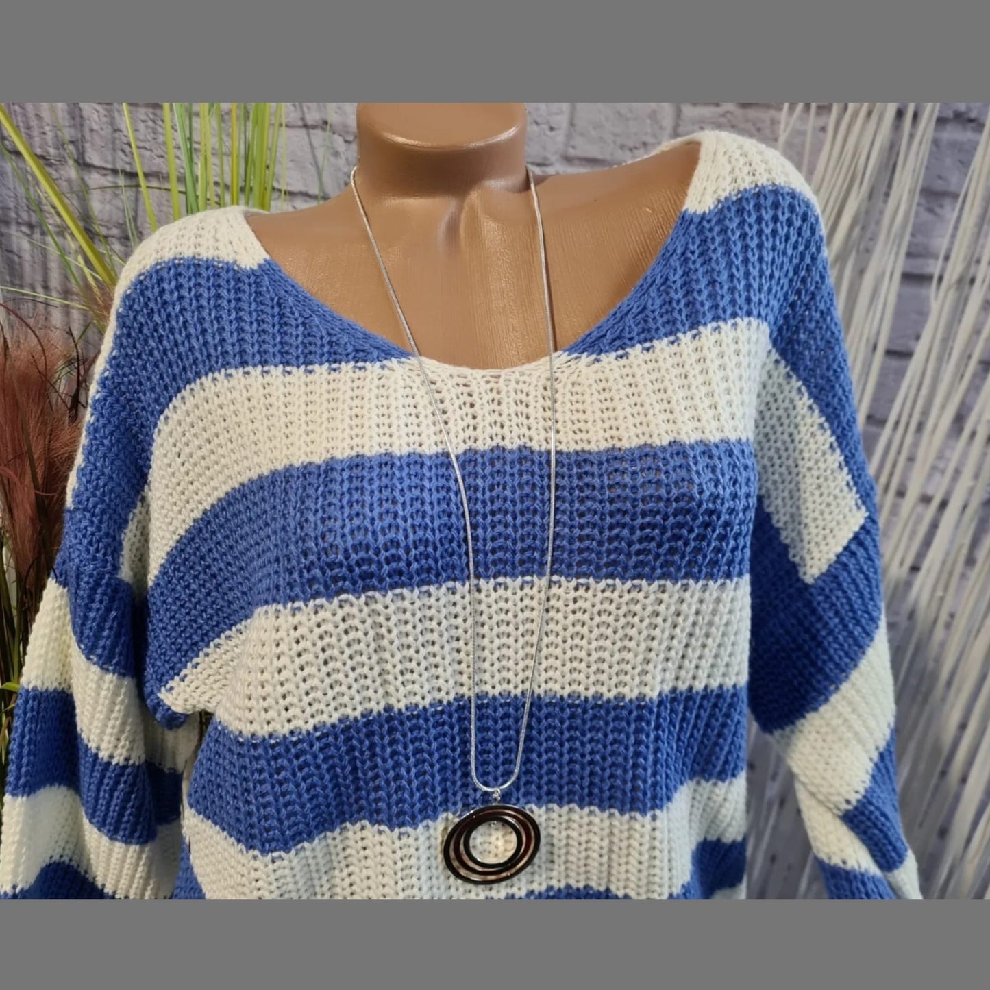 BluzeBluzë Hailys #HailysBluzë Hailysvjen me një model vërtet të veçant. E trikotuar dhe moderne. Me vija te bardha dhe blu. Komod falë materialit me cilësi te lartë.