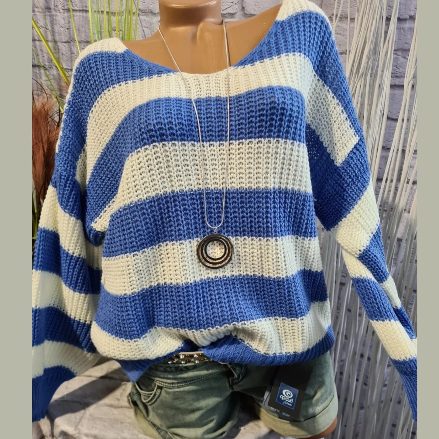 BluzeBluzë Hailys #HailysBluzë Hailysvjen me një model vërtet të veçant. E trikotuar dhe moderne. Me vija te bardha dhe blu. Komod falë materialit me cilësi te lartë.