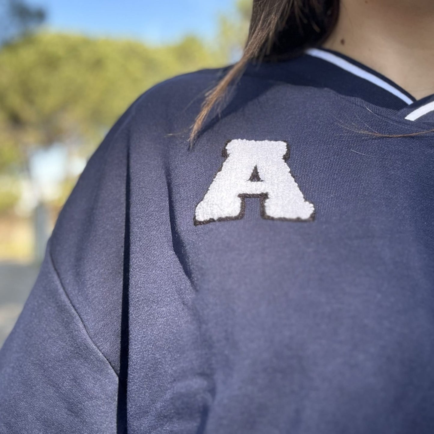 SweatshirtBluzë Sportive H&M #H&MBluza Sportive H&M është vërtet e këndëshme në trup falë materialit të pambukut. Jakë V dhe me vijëzim gjithashtu edhe te mëngët. Sportiv, modern dhe e përshatsh