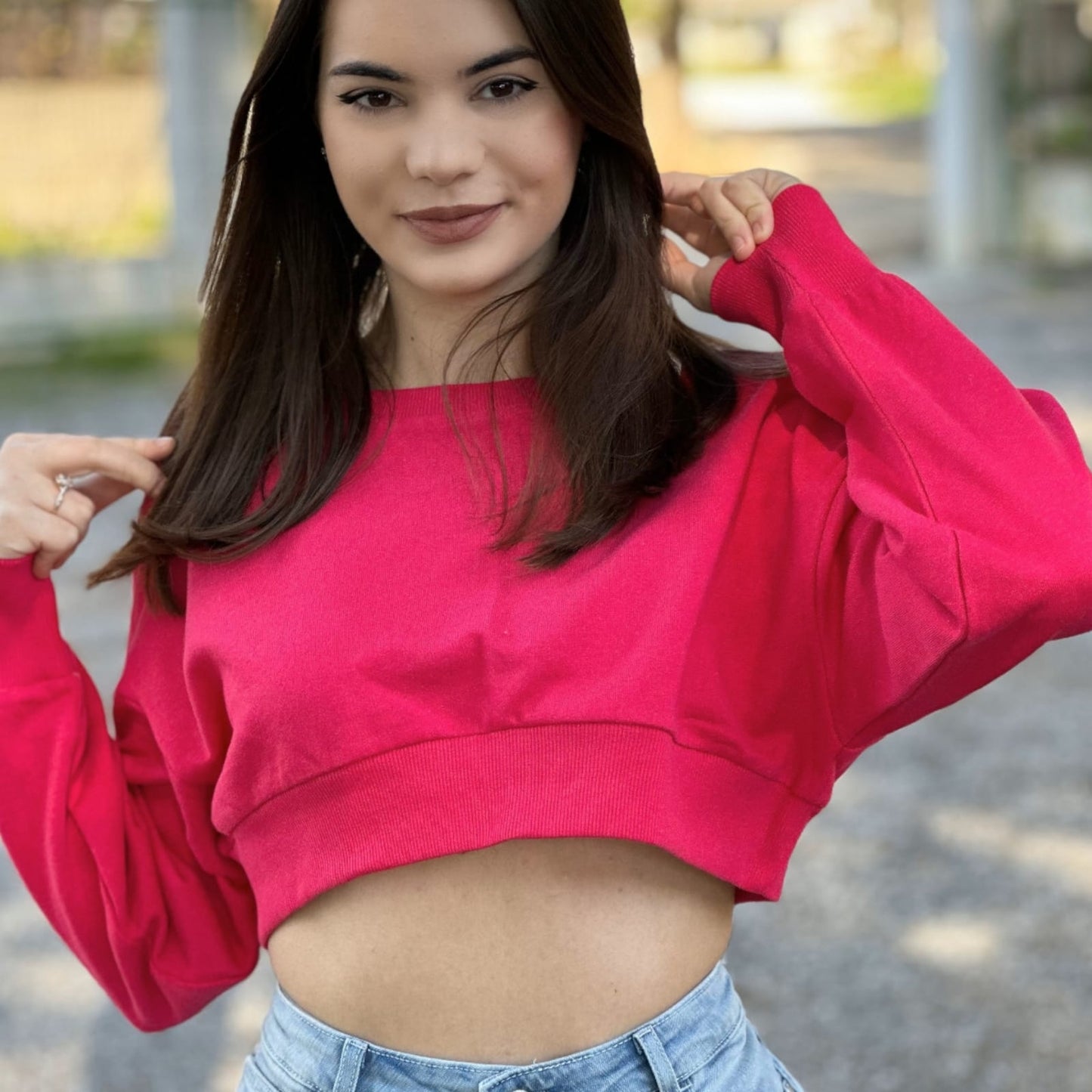 Sweatshirt cropBluzë Sportive Sinsay #Sinsay
Bluza Sportive Sinsay është vërtet e këndëshme në trup falë materialit të pambukut. Jakë te rrumbullaket dhe me mëngë të gjata . Sportiv, modern dhe e përshatshme n