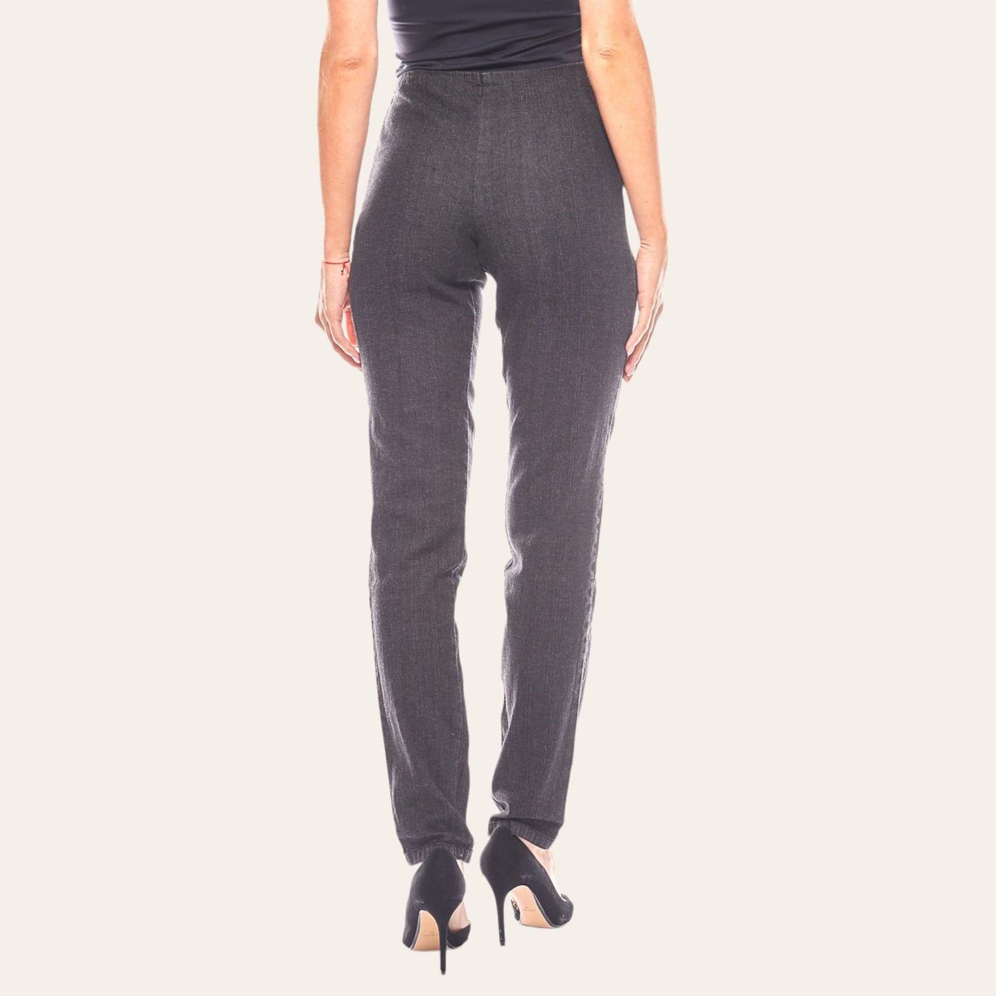 Jeans LeggingsJeans elastike Cheer #CheerJeans elatike Cheer vjen me një model vërtet të veçant. Me bel të gjatë.
Komod falë materialit me cilësi te lartë.