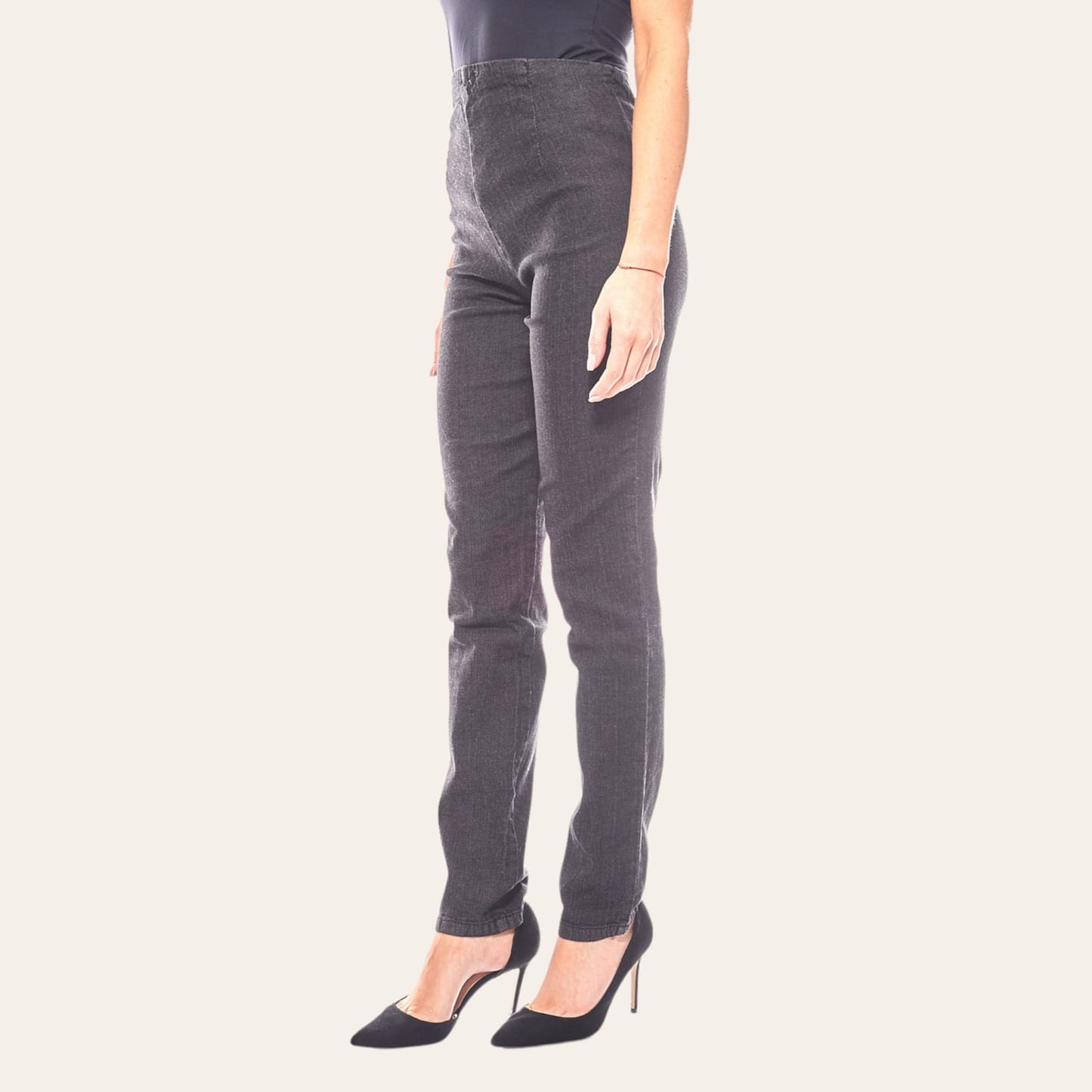 Jeans LeggingsJeans elastike Cheer #CheerJeans elatike Cheer vjen me një model vërtet të veçant. Me bel të gjatë.
Komod falë materialit me cilësi te lartë.