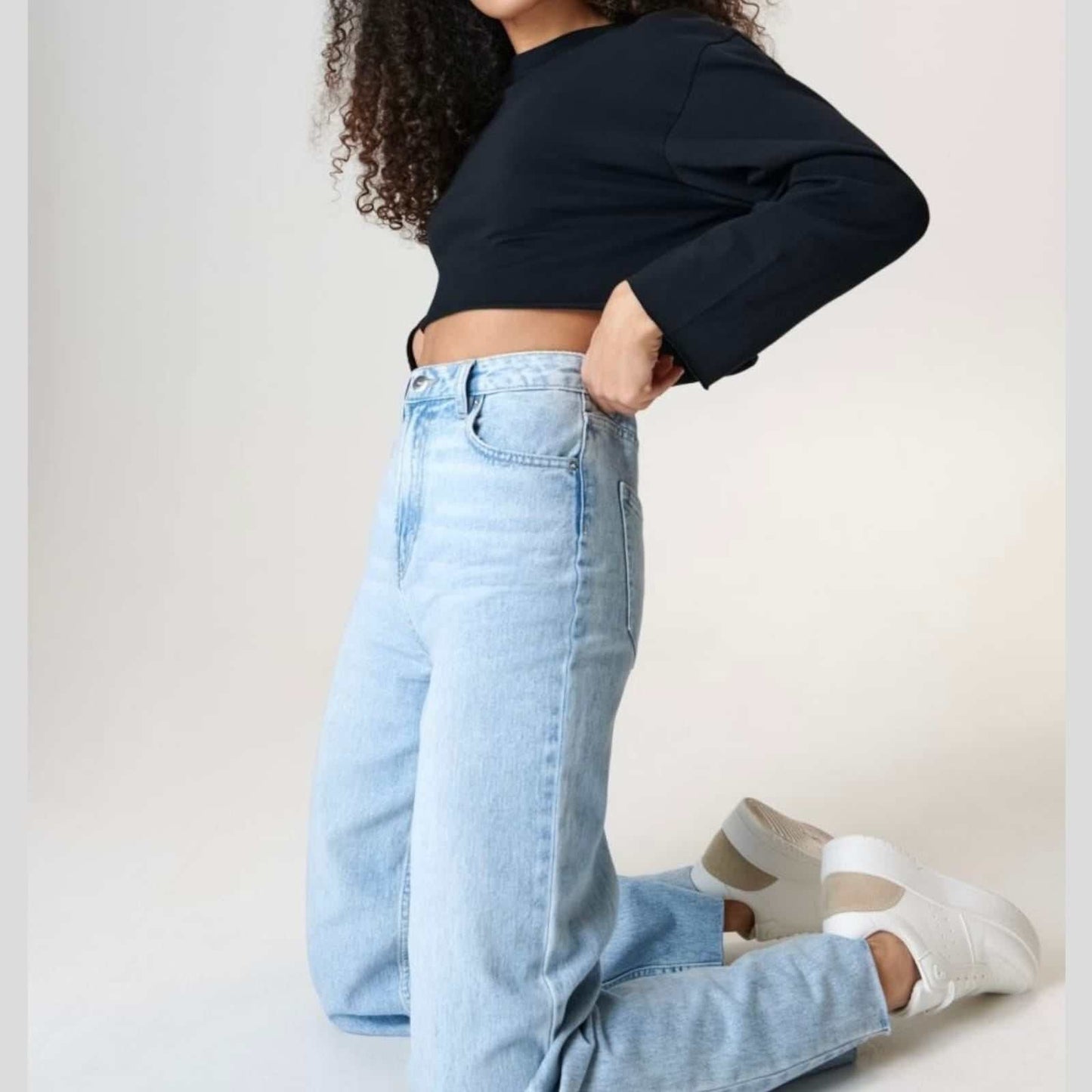 crop topCrop Top Oversize Sinsay #SinsayCrop Top Oversize Sinsay super modern. Me jakë të rrumbullakët, mëngë të gjata dhe në pjesën e fundit të tegelit vjen e papërpunuara për të transmetuar sportivitet.