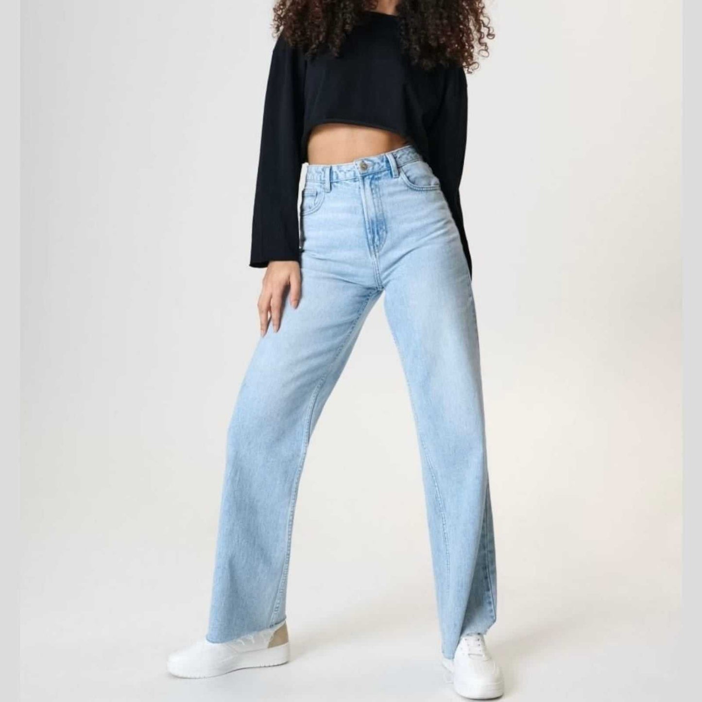 crop topCrop Top Oversize Sinsay #SinsayCrop Top Oversize Sinsay super modern. Me jakë të rrumbullakët, mëngë të gjata dhe në pjesën e fundit të tegelit vjen e papërpunuara për të transmetuar sportivitet.