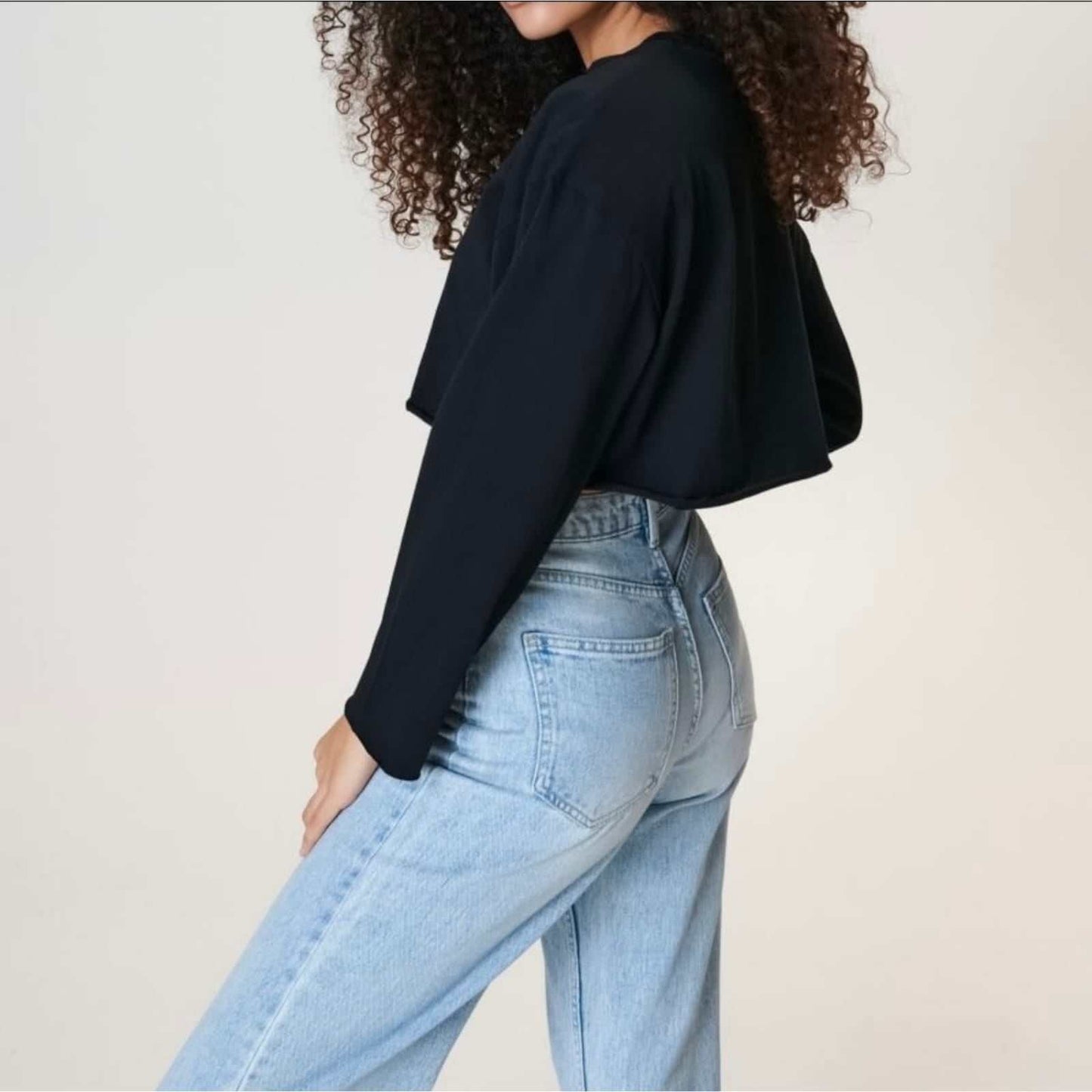 crop topCrop Top Oversize Sinsay #SinsayCrop Top Oversize Sinsay super modern. Me jakë të rrumbullakët, mëngë të gjata dhe në pjesën e fundit të tegelit vjen e papërpunuara për të transmetuar sportivitet.