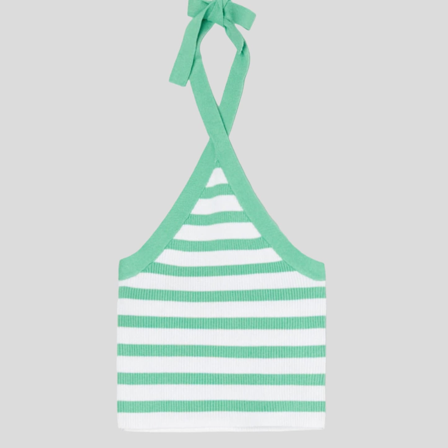 crop topCrop Top SinsaySinsayCrop Top Sinsay vjen me një model vërtet të veçant. I shkurtër me lidhje sipër, desing me vijëzime dhe supe të hapura. Komod falë materialit me cilësi te lartë.