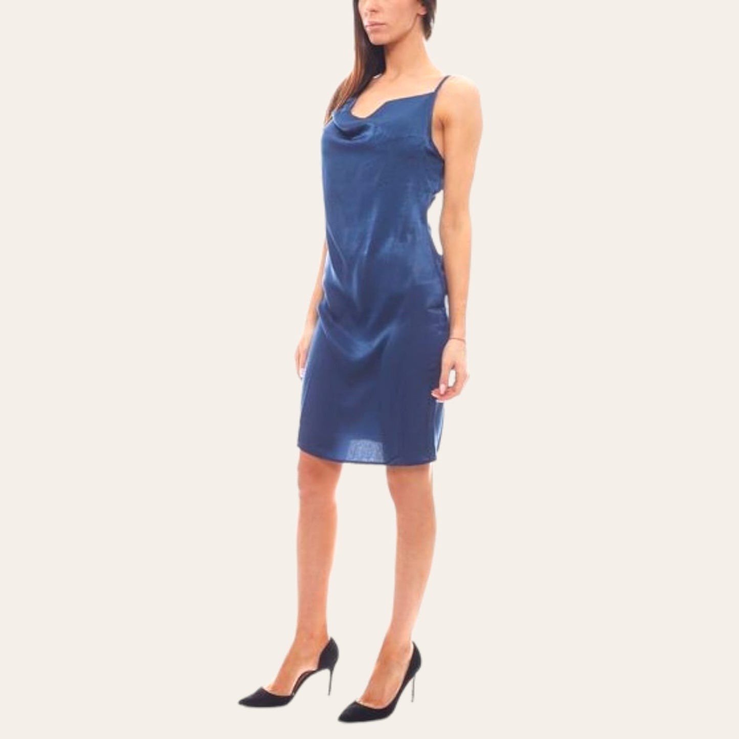 FustanFustan NAKDNAKDFustan NAKD vjen me një model vërtet të veçant. Elegant me rripa të hollë të rregullueshëm, material i mëndafshtë dhe një prerje e drejt. Komod falë materialit me c